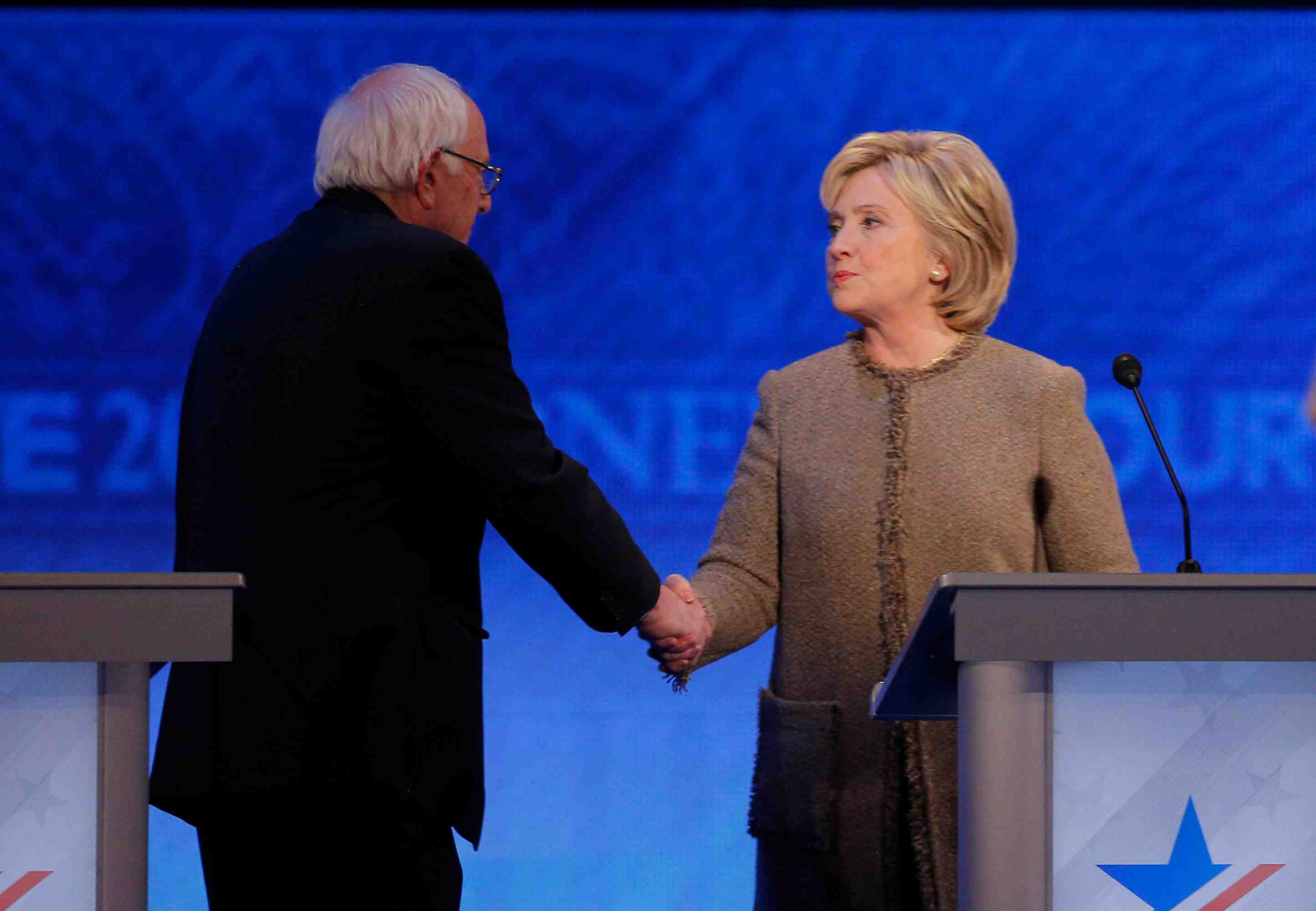 Bernie sanders presente ses excuses a hillary clinton