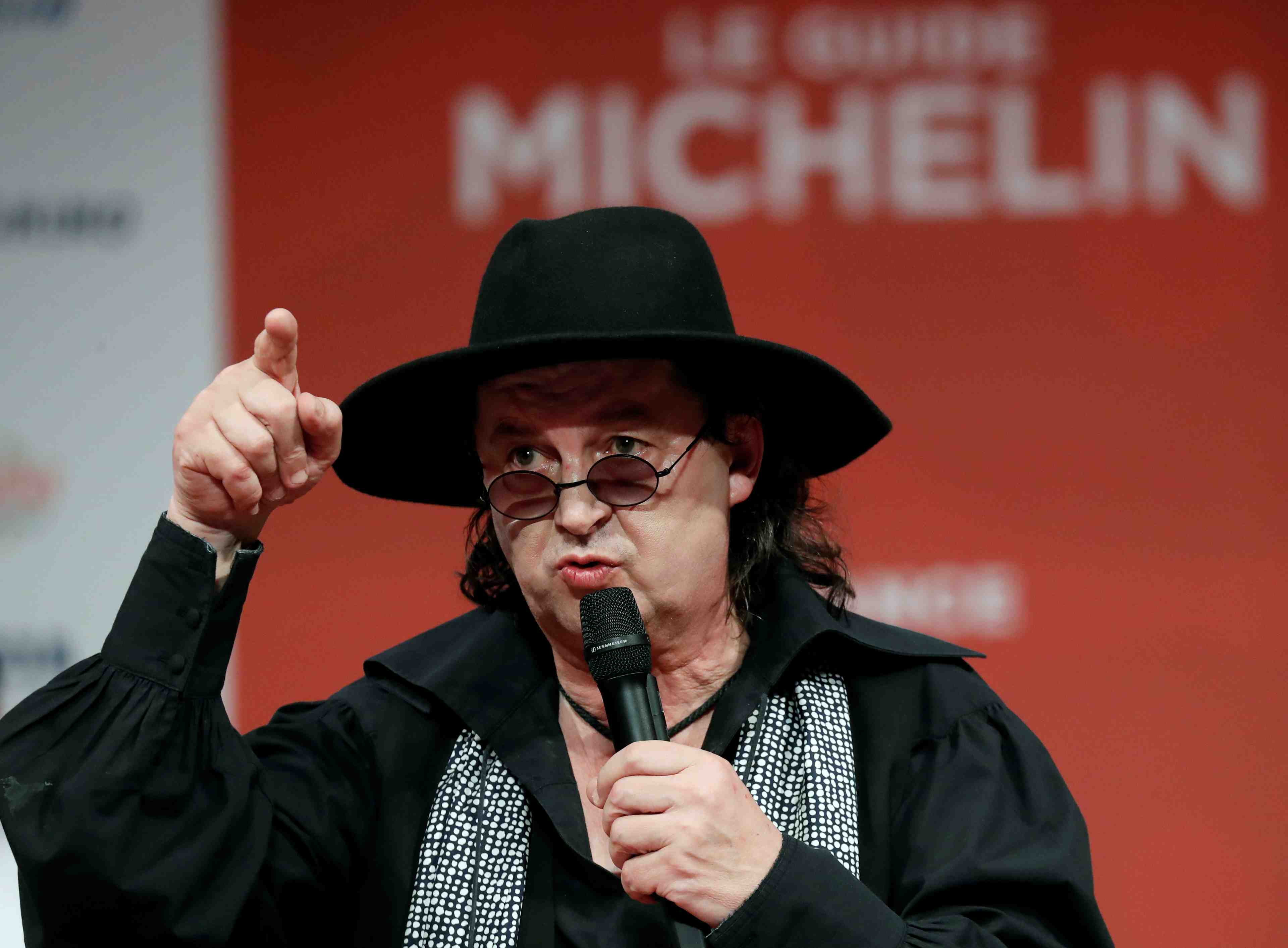 Le chef marc veyrat deboute face au guide michelin
