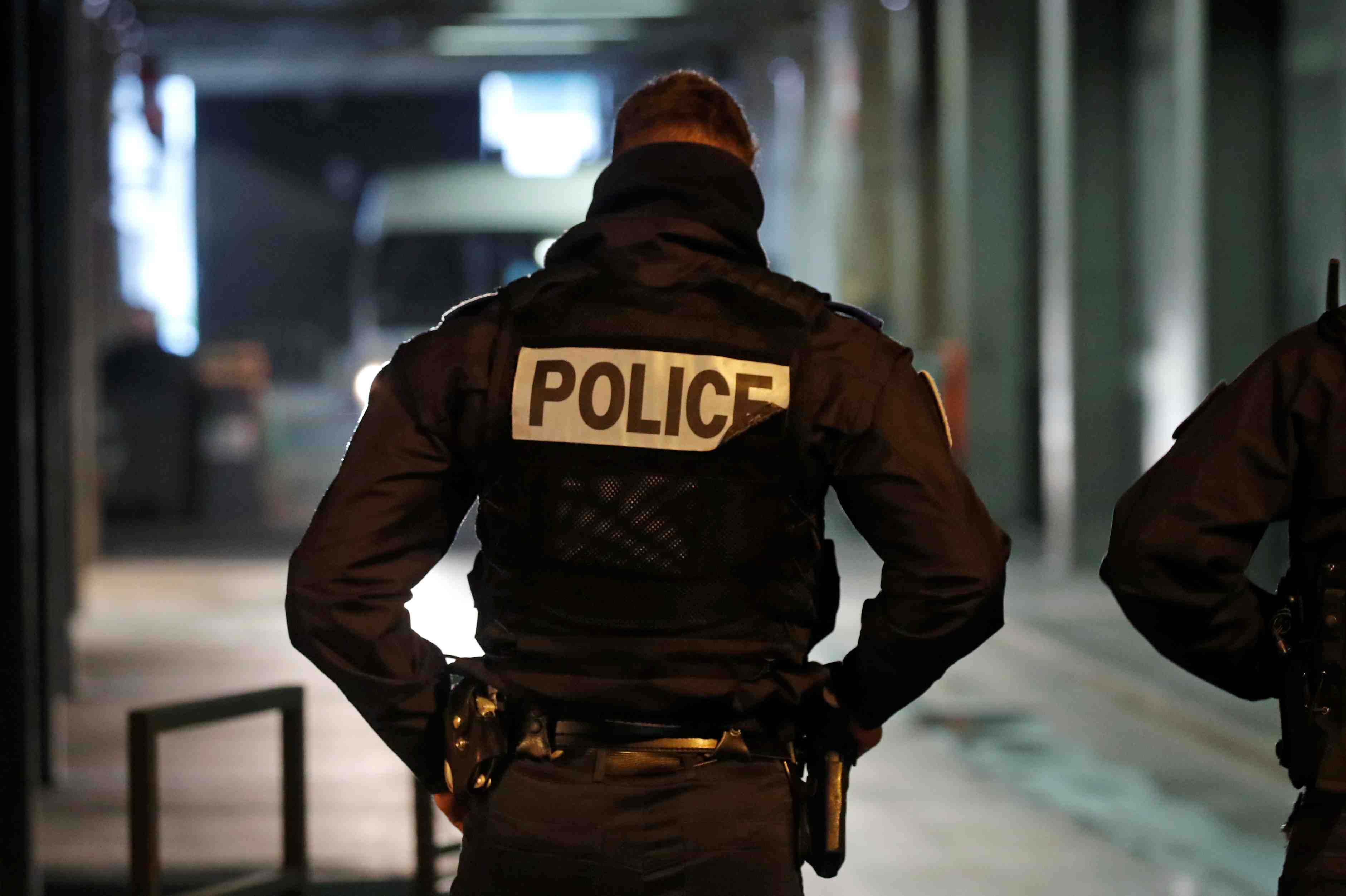 Un homme abattu par la police a villejuif apres une attaque au couteau