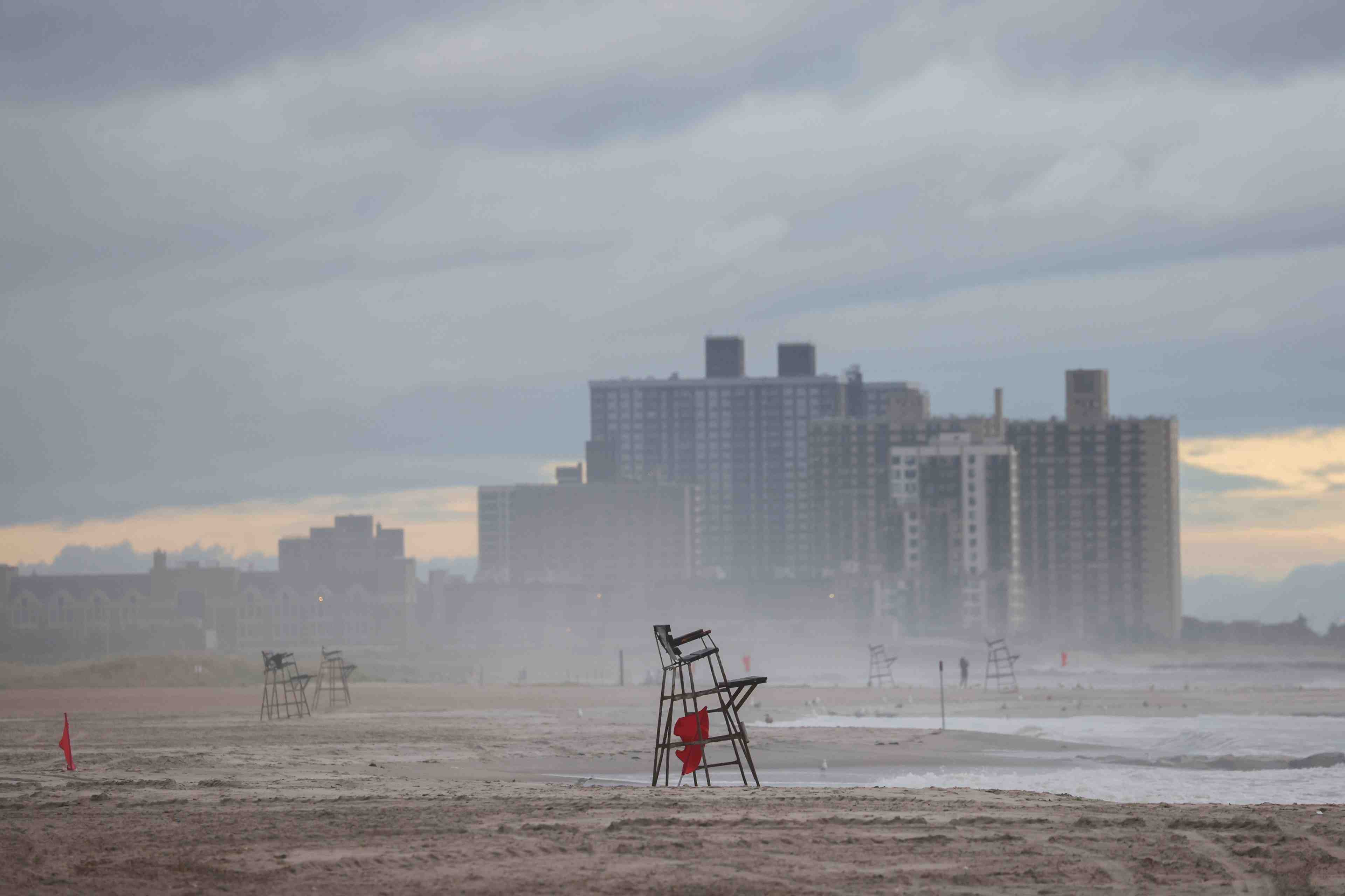 Etats-unis: la tempete henri s'affaiblit, des pluies diluviennes attendues