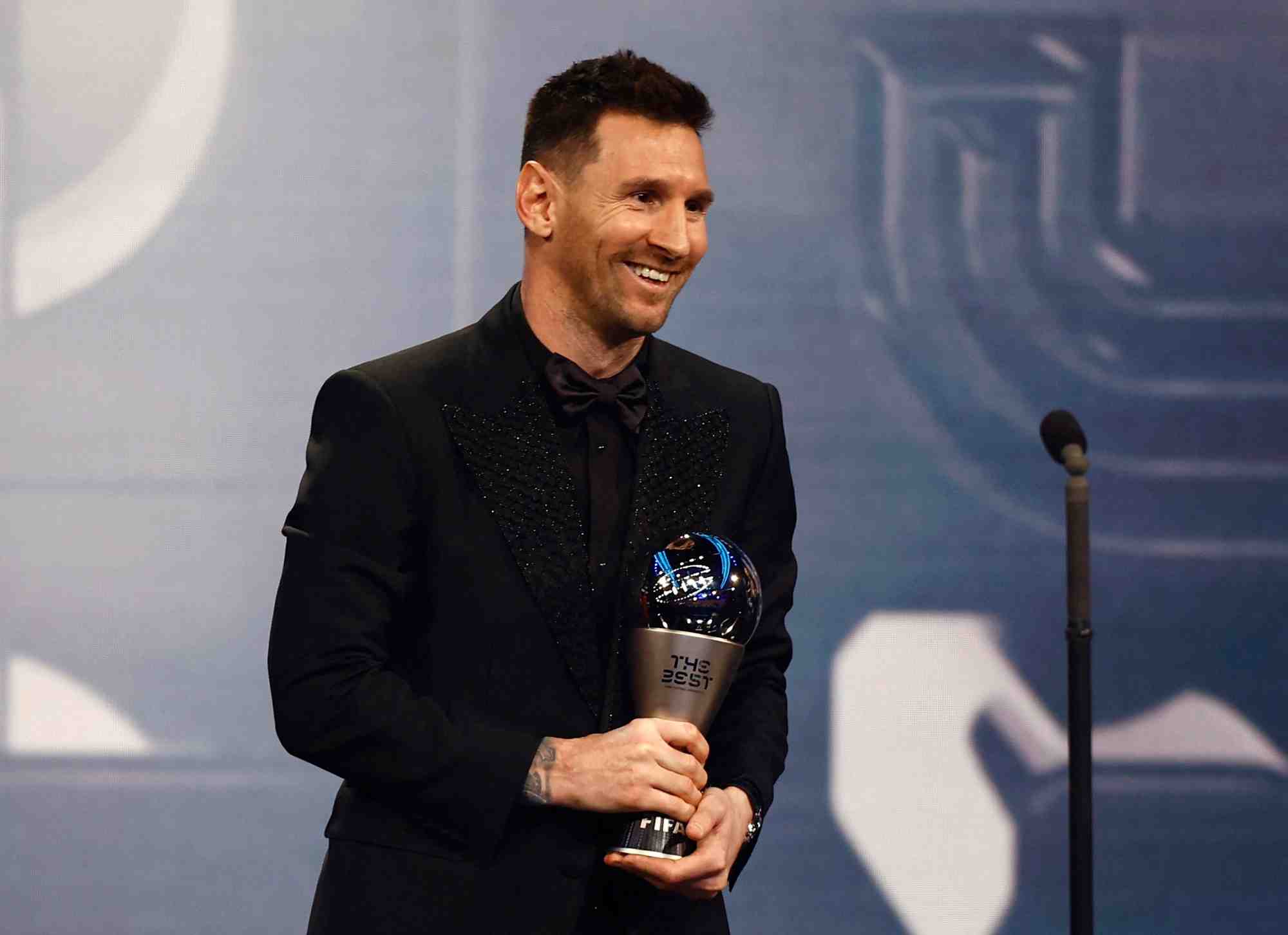 Lionel messi remporte le prix du meilleur joueur de l'annee par la fifa