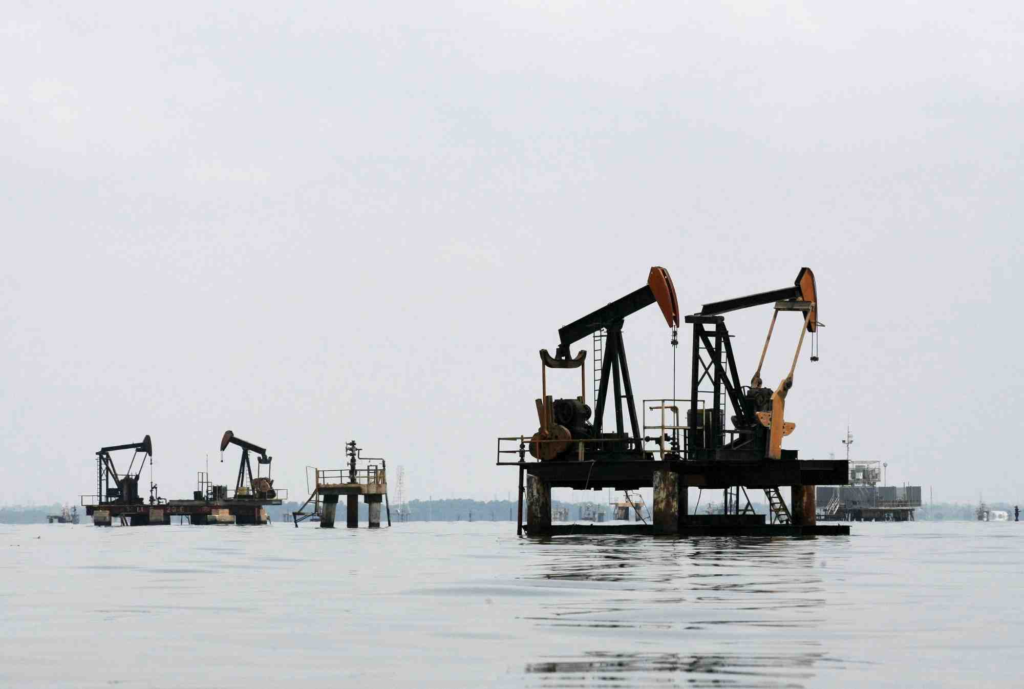 Dans le lac Maracaibo, 160 000 litres de ce pétrole lourd se déverseraient chaque jour dans l'eau.