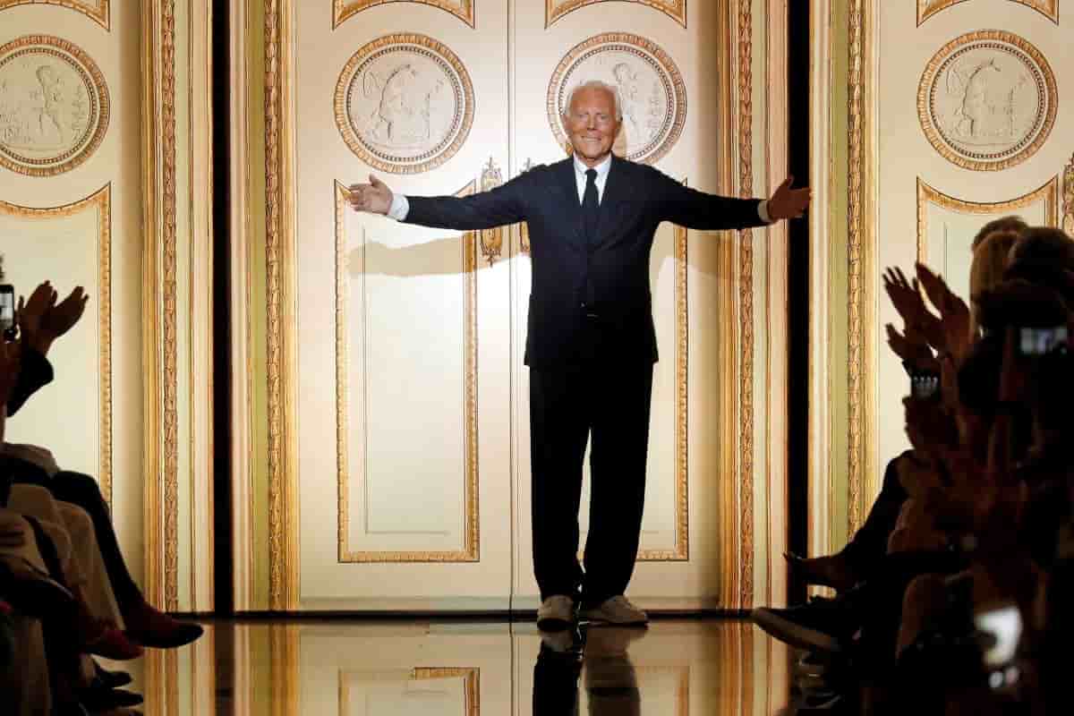 Giorgio Armani a marqué le monde du luxe et de la mode par des choix qui ont pris à contre-pied les usages établis du secteur.