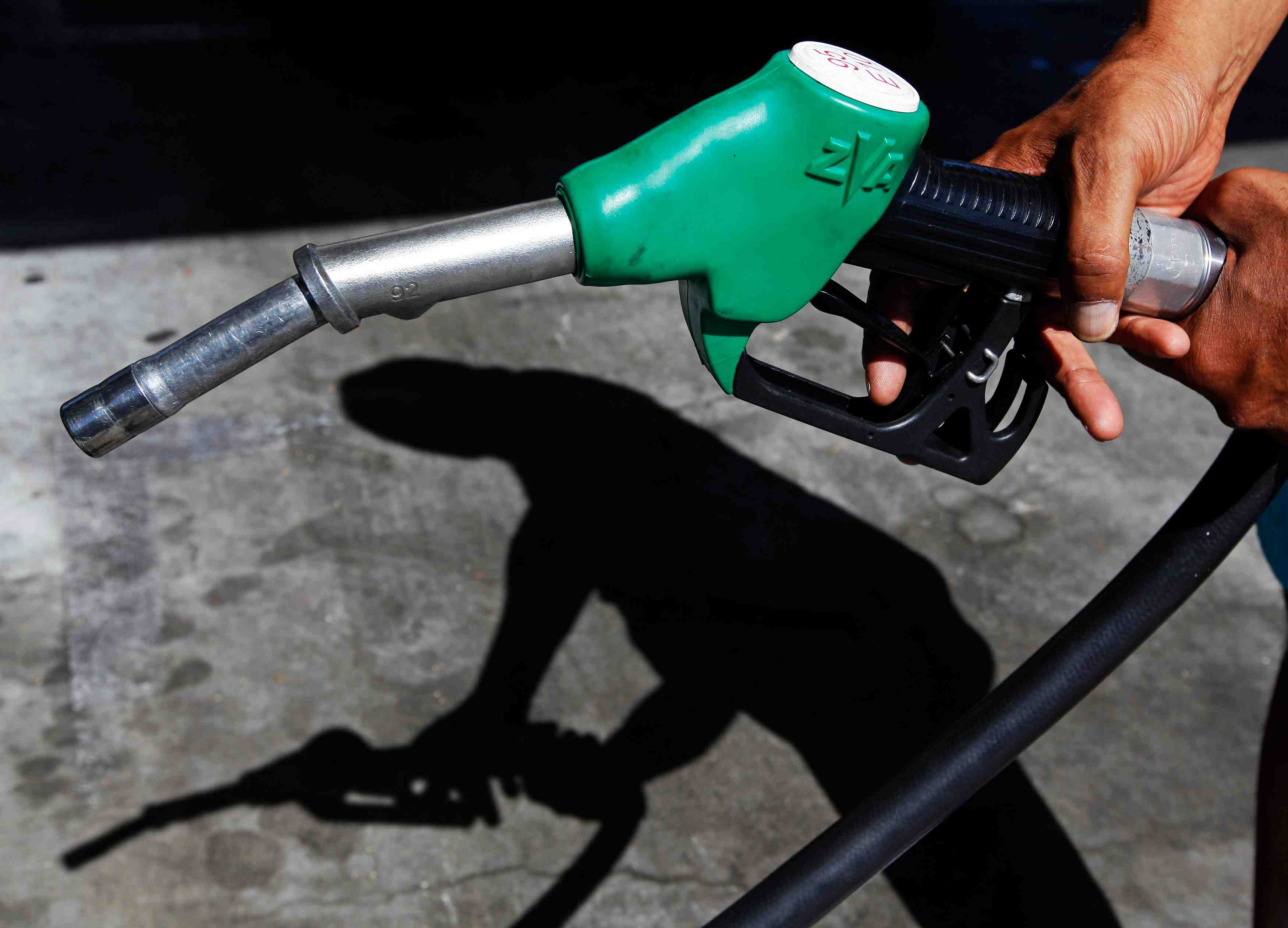 La filiere carburants s'engage a repercuter la baisse des cours