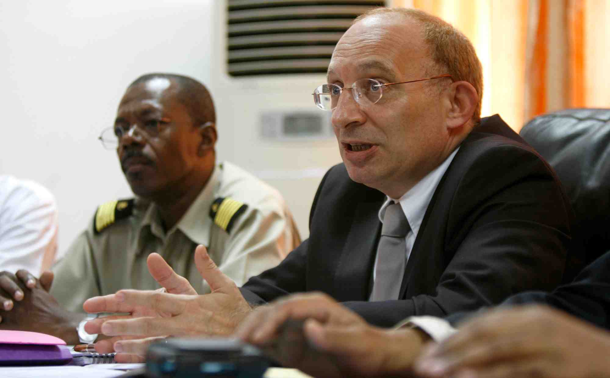 Photo d'archives: l'ambassadeur francais au burkina faso, luc hallade (droite), lors d'une conference de presse a moroni, ile des comores