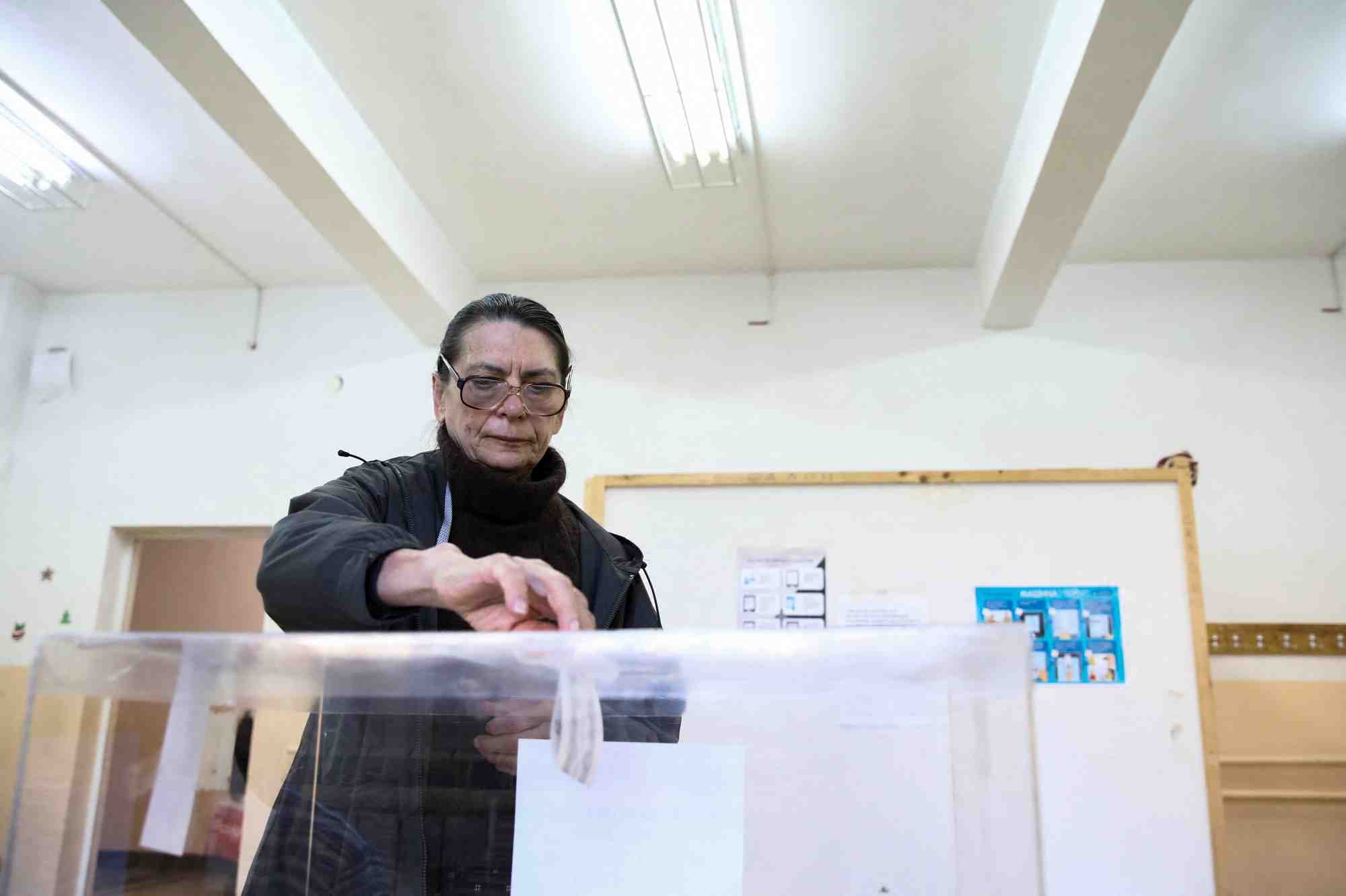 Une femme vote lors des elections legislatives, a sofia, bulgarie