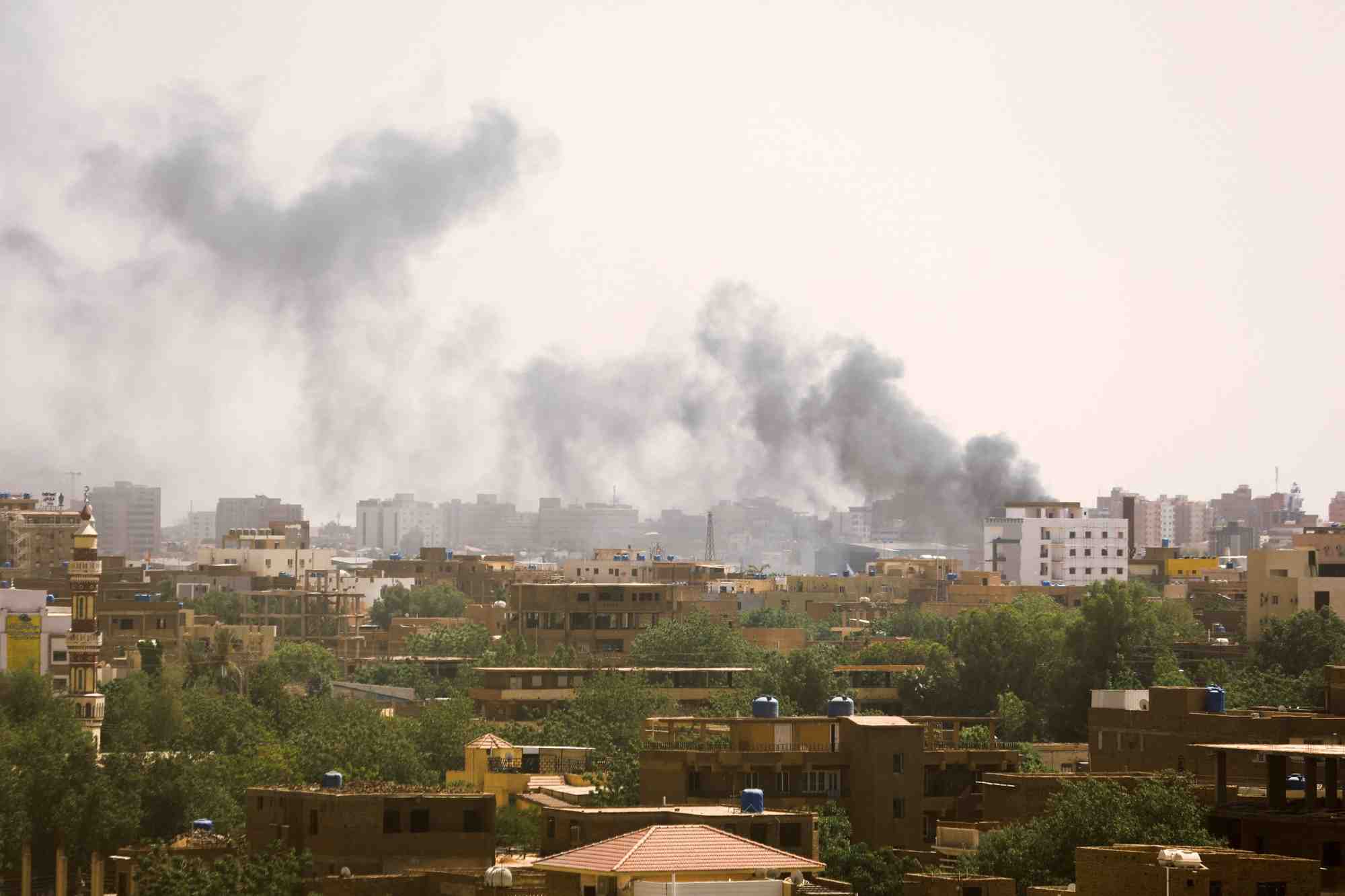 Photo d'archives montrant la fumee qui s'eleve au-dessus de khartoum, soudan