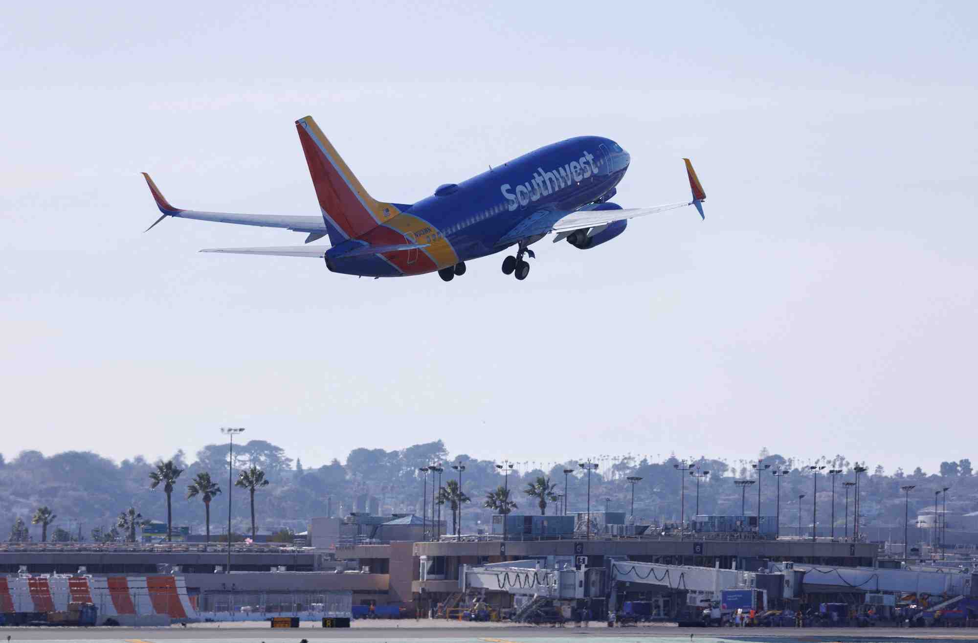 Southwest a déployé son premier Boeing 737 MAX équipé d'une barrière secondaire pour le poste de pilotage (« Secondary flightdeck barrier »).