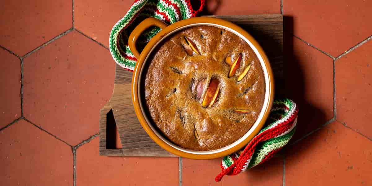 Gâteau à la farine de noix et aux nectarines.