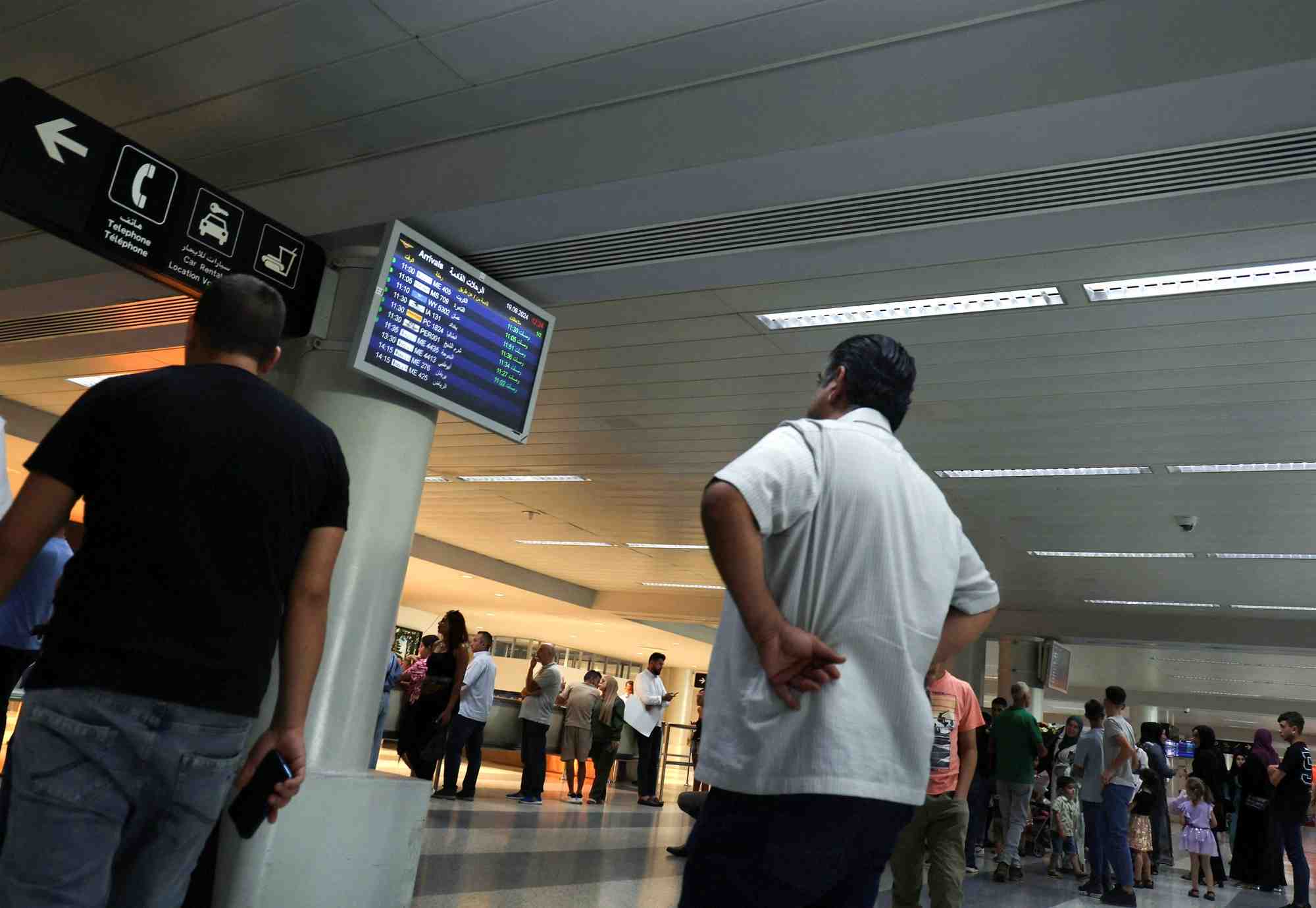 Des personnes attendent leur famille apres l'atterrissage de leur vol a l'aeroport international de beyrouth-rafic hariri