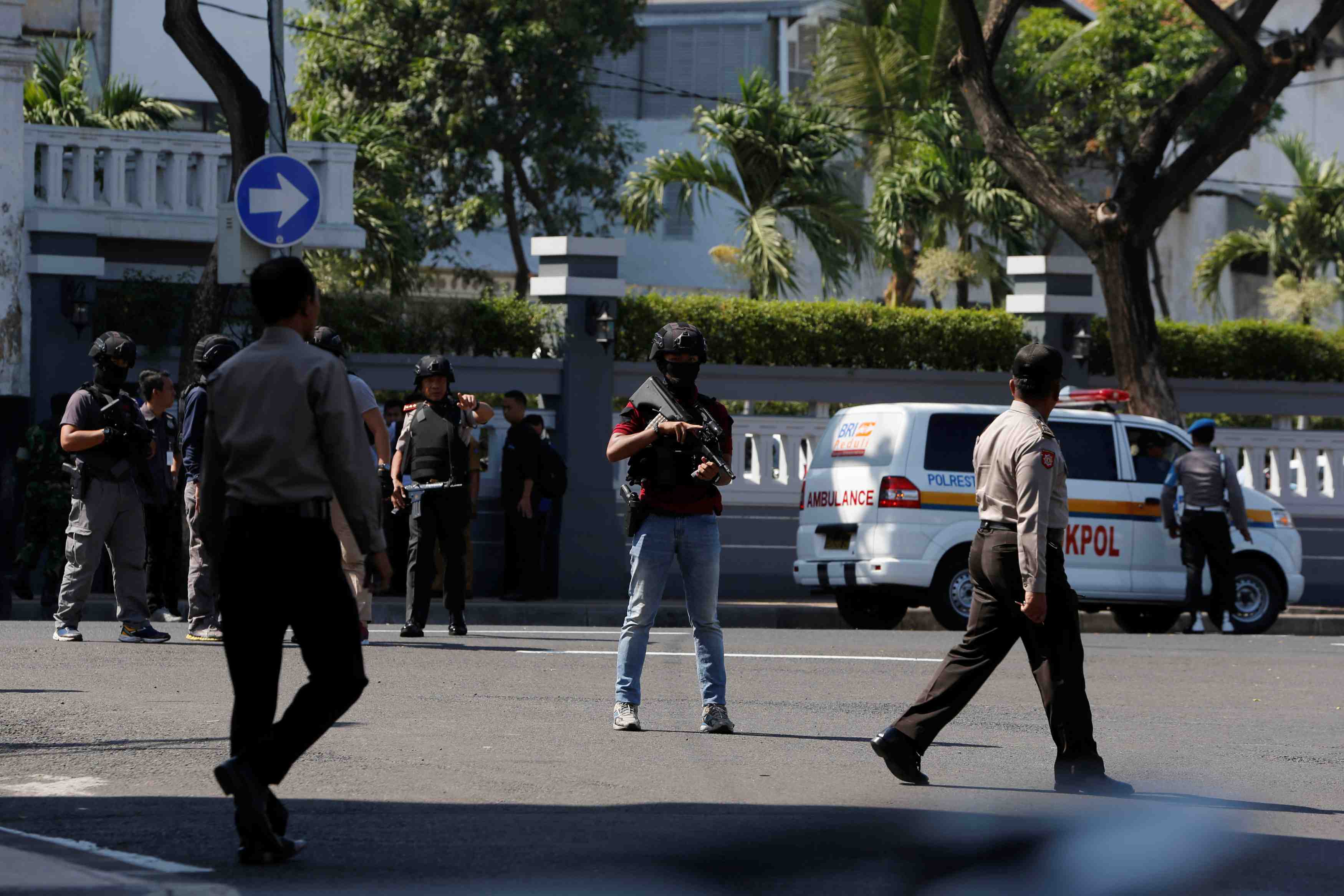 Nouvel attentat a surabaya en indonesie, des policiers blesses