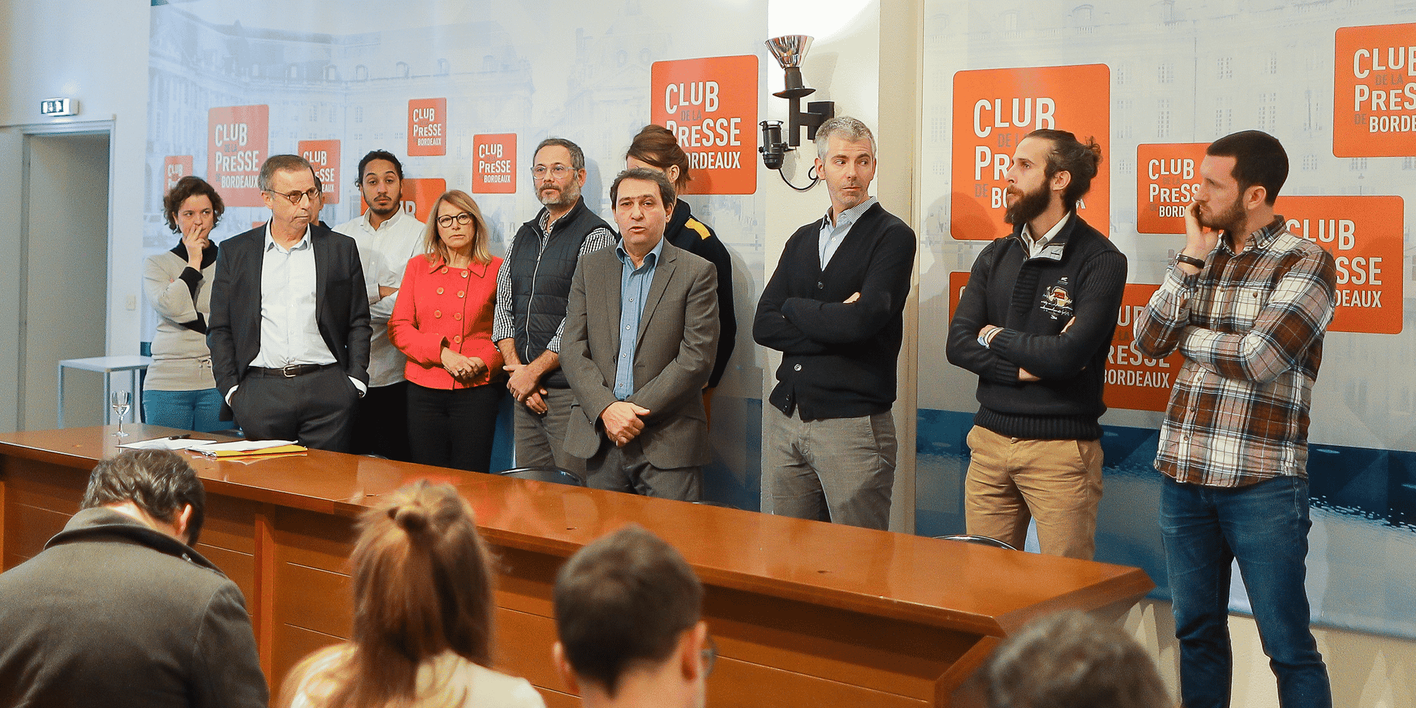 Pierre Hurmic (mains dans les poches à gauche) avec ses premiers colistiers de la société civile.