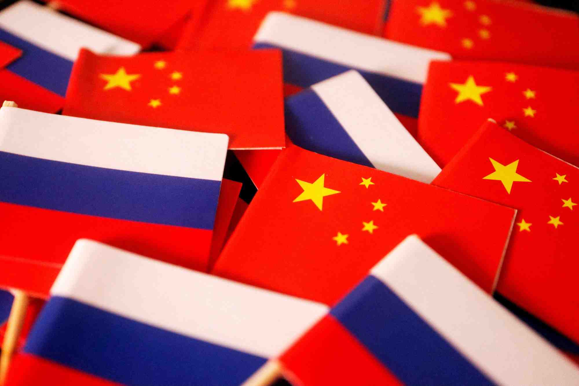 Photo d'illustration des drapeaux de la chine et de la russie