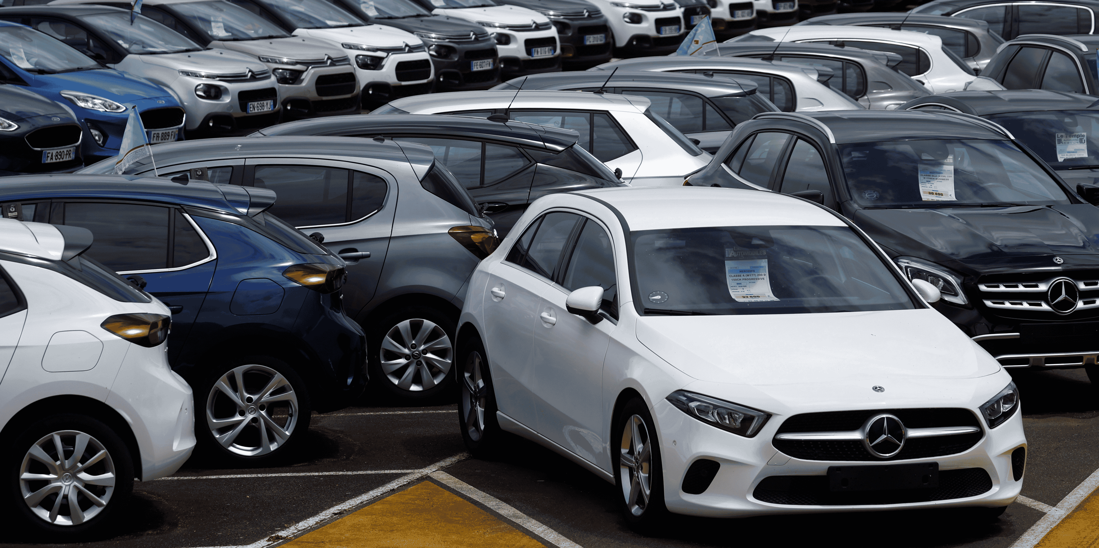 Des voitures d'occasion sont exposees a la vente dans une concession automobile a vigneux-de-bretagne