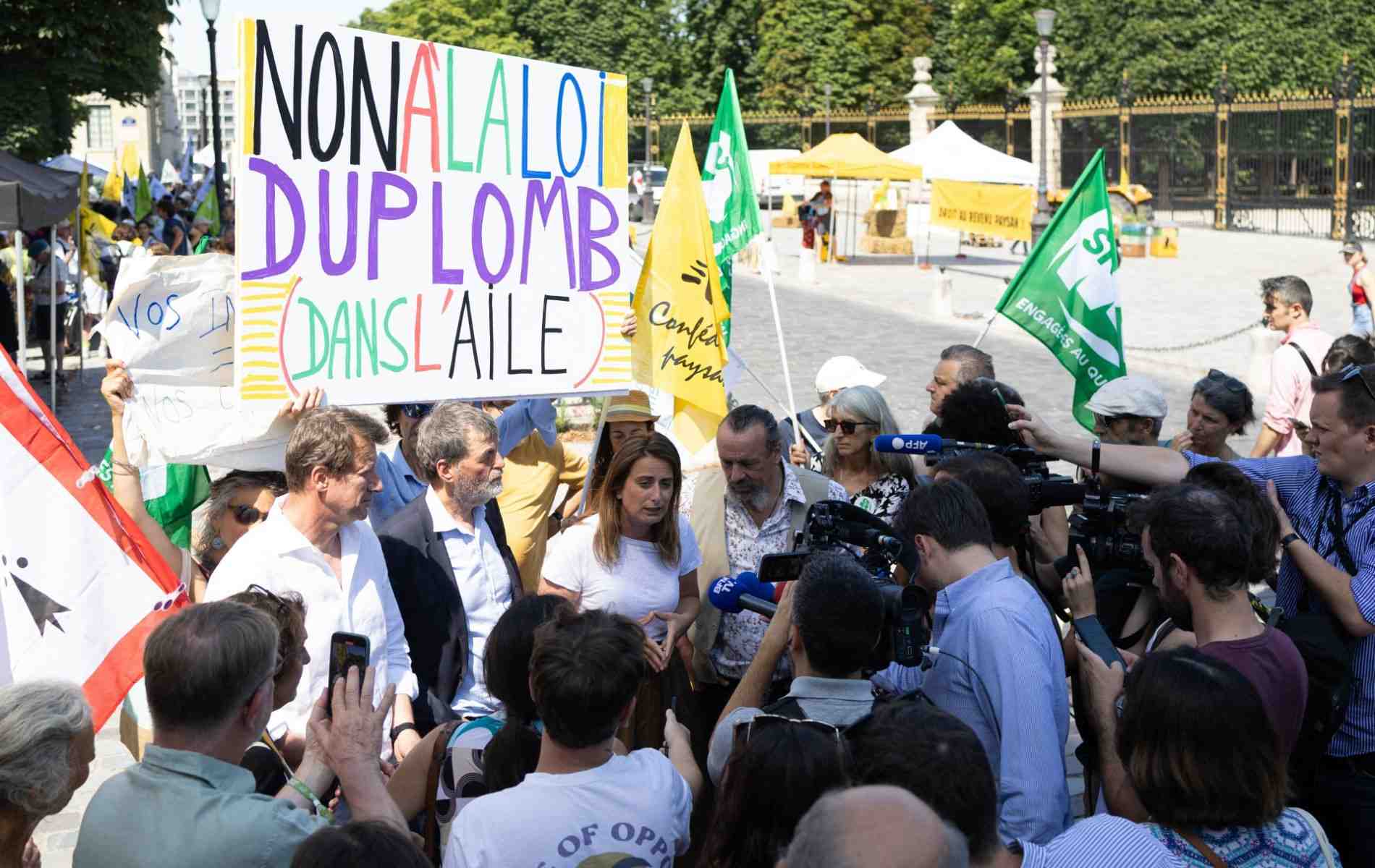 Selon son intitulé, la loi vise « à à lever les contraintes à l'exercice du métier d'agriculteur ».