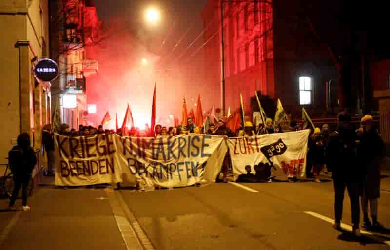 Davos: la police fait usage de gaz lacrymogene pour disperser des manifestants