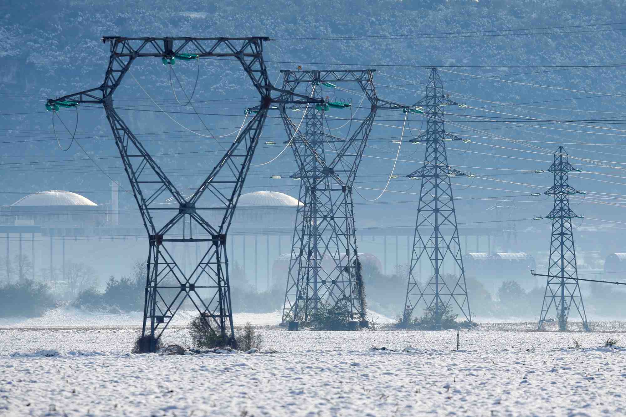centrale nucléaire, Saint-Vulbas, à 44 km à l'est de Lyon, hiver, pylones, EDF, RTE, électricité,