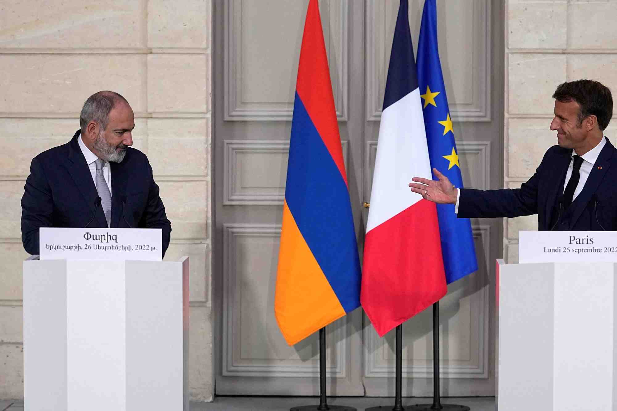 Emmanuel macron et nikol pachinian assistent a une conference de presse au palais de l'elysee