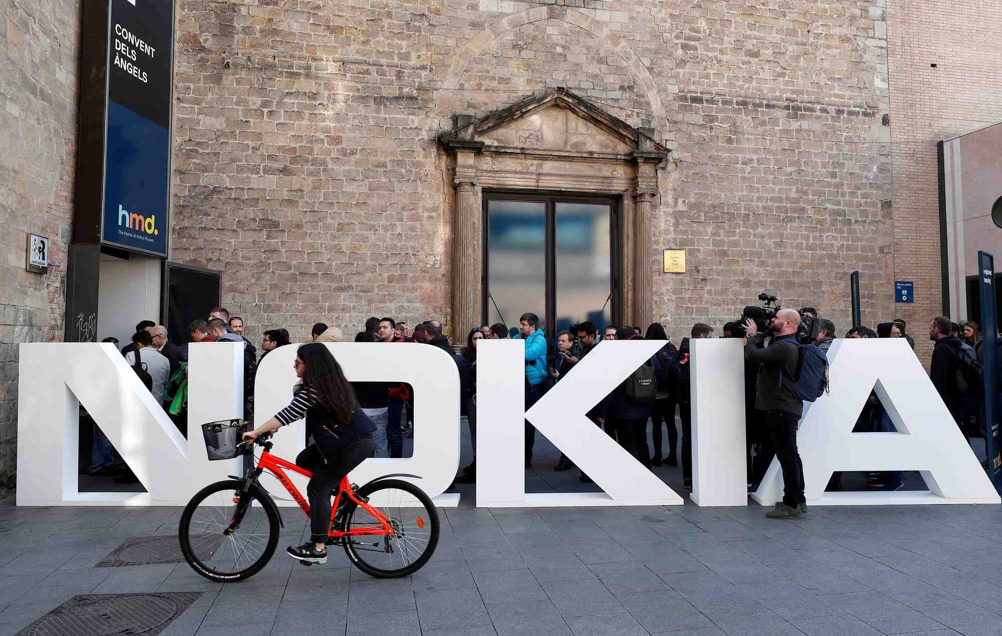 Photo d'archives d'un cycliste passant devant un logo nokia a barcelone, espagne