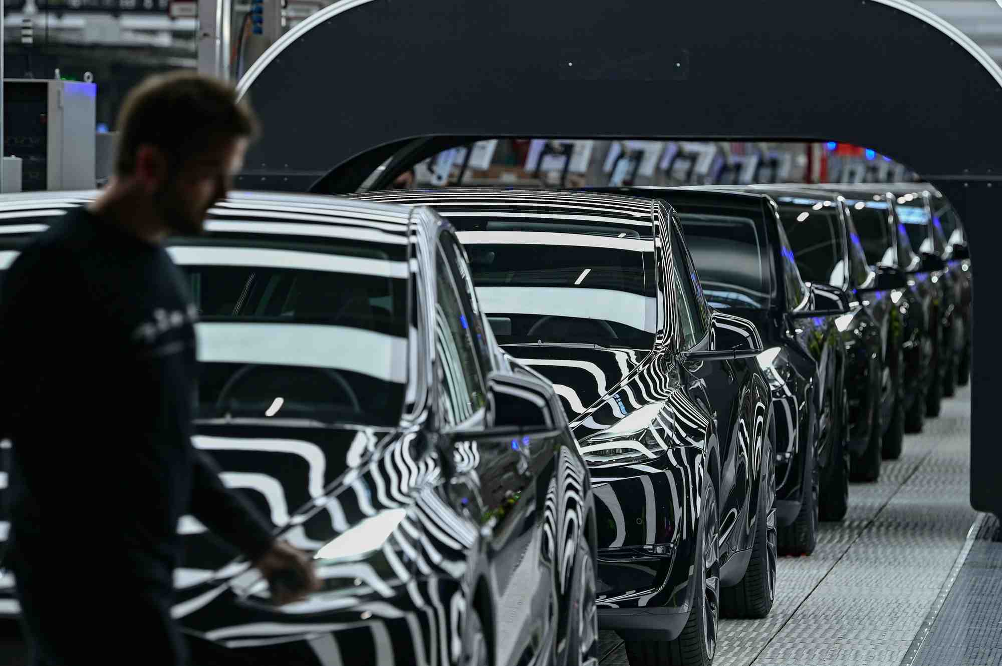 Des voitures tesla dans une usine a gruenheide, en allemagne