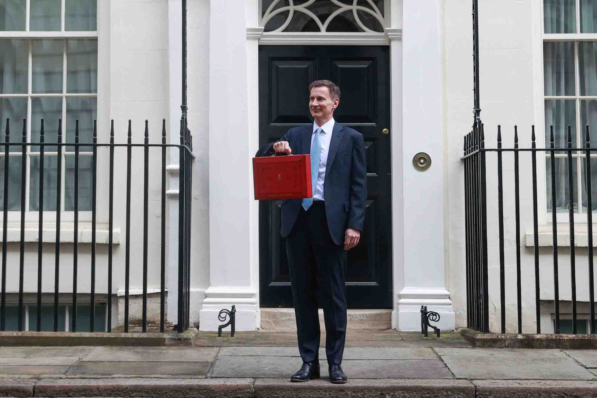 Le ministre britannique des finances, jeremy hunt, a l'exterieur de son bureau sur downing street a londres