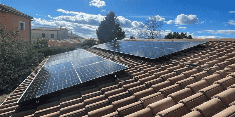 Depuis 2018, l’entreprise héraultaise Allo Solar commercialise des kits solaires en autoconsommation à installer soi-même.