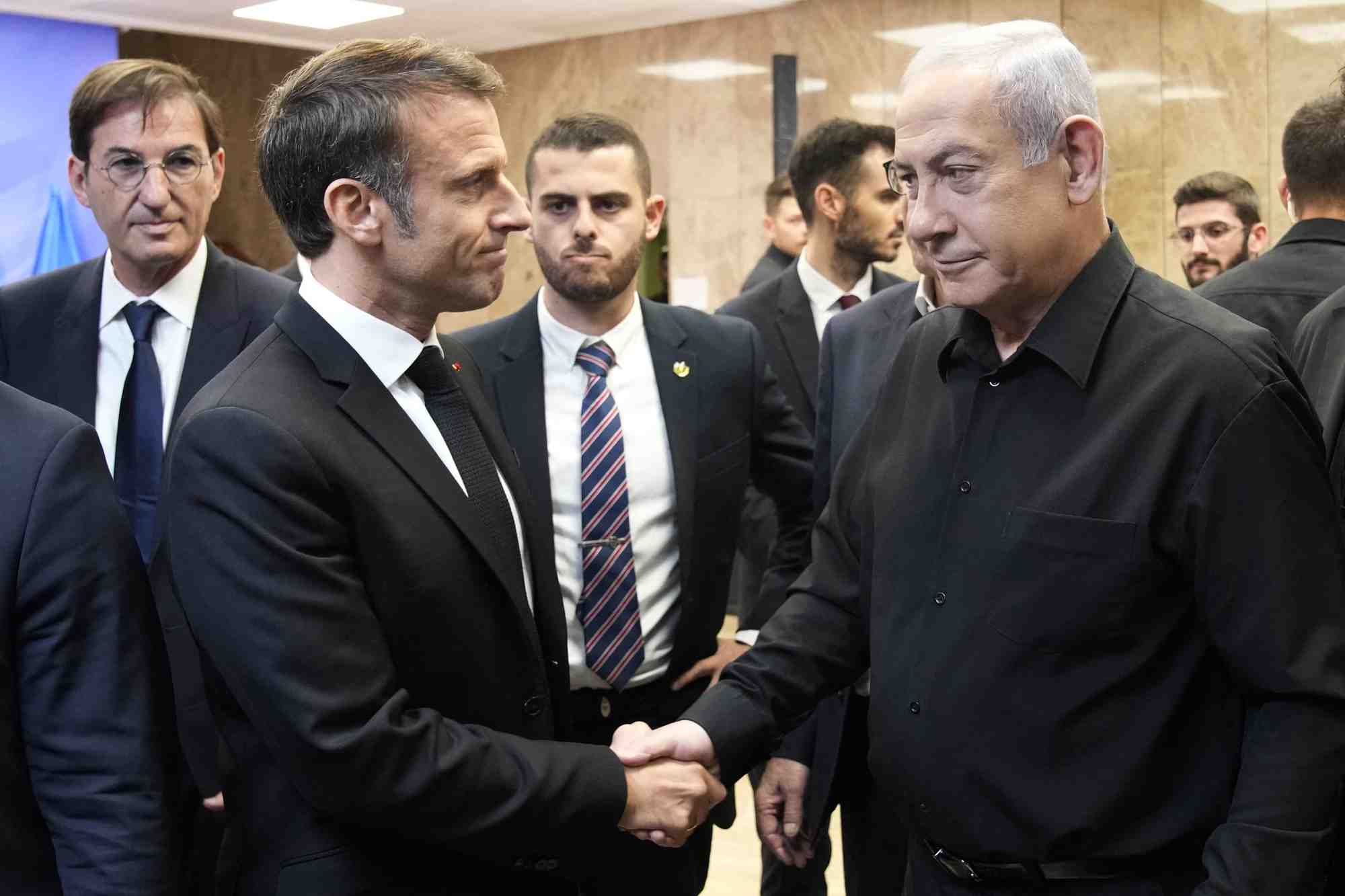 Le président de la République Emmanuel Macron et le Premier ministre israélien Benyamin Netanyahu, à Jérusalem, le 24 octobre 2023.