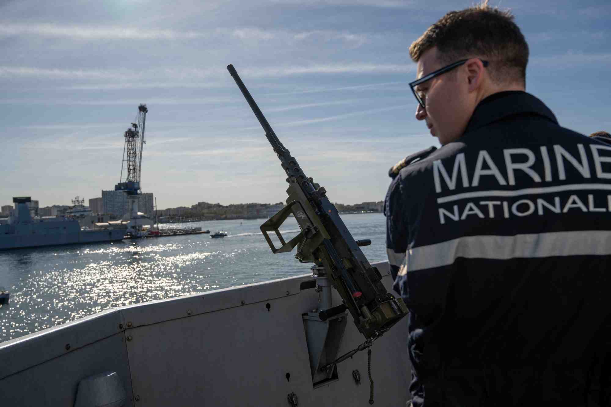 La Marine nationale passe par moment sur l’île afin d’y relever le drapeau et nettoyer la stèle.
