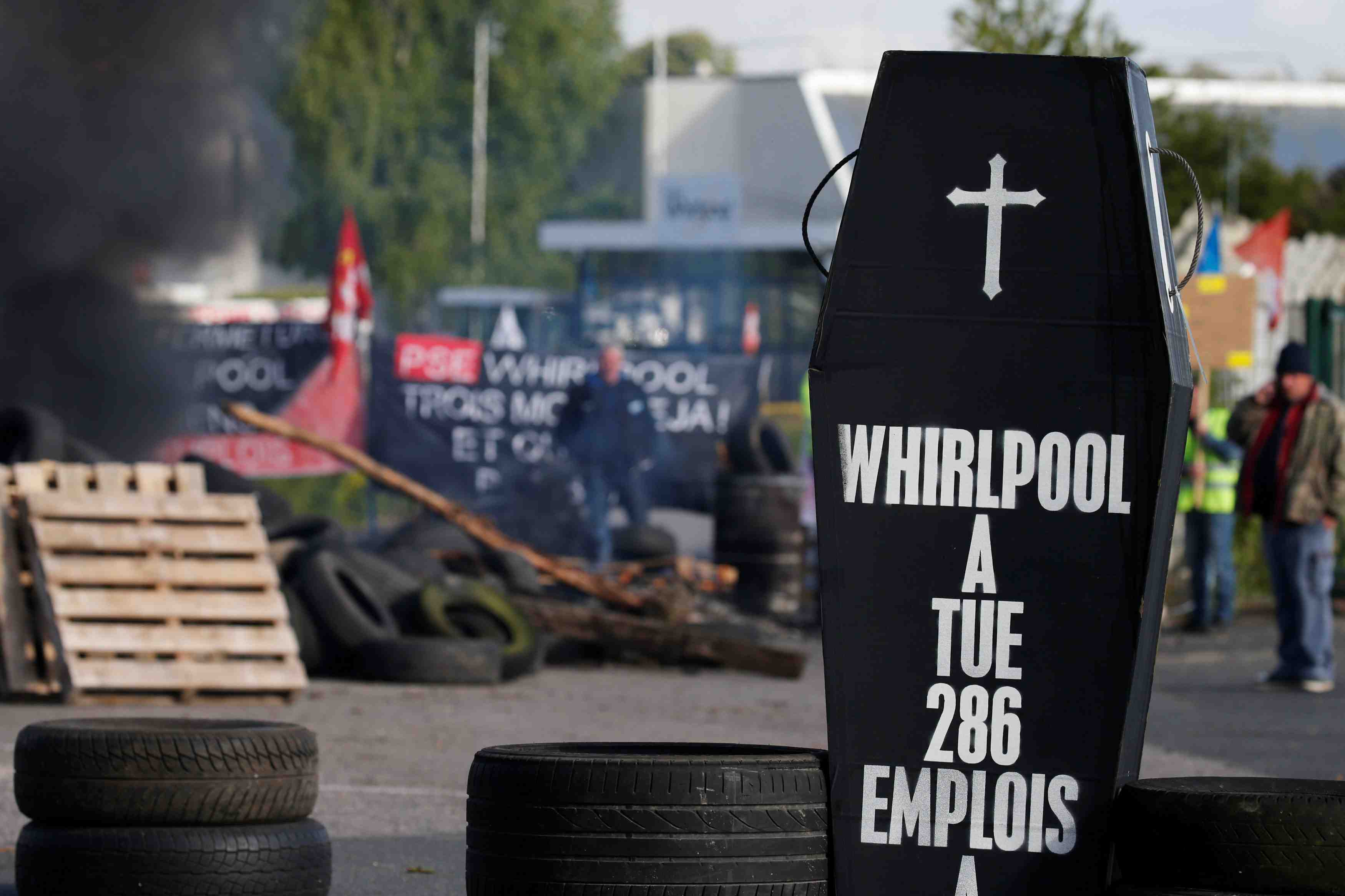 Amiens: marine le pen defie macron sur le site de whirlpool