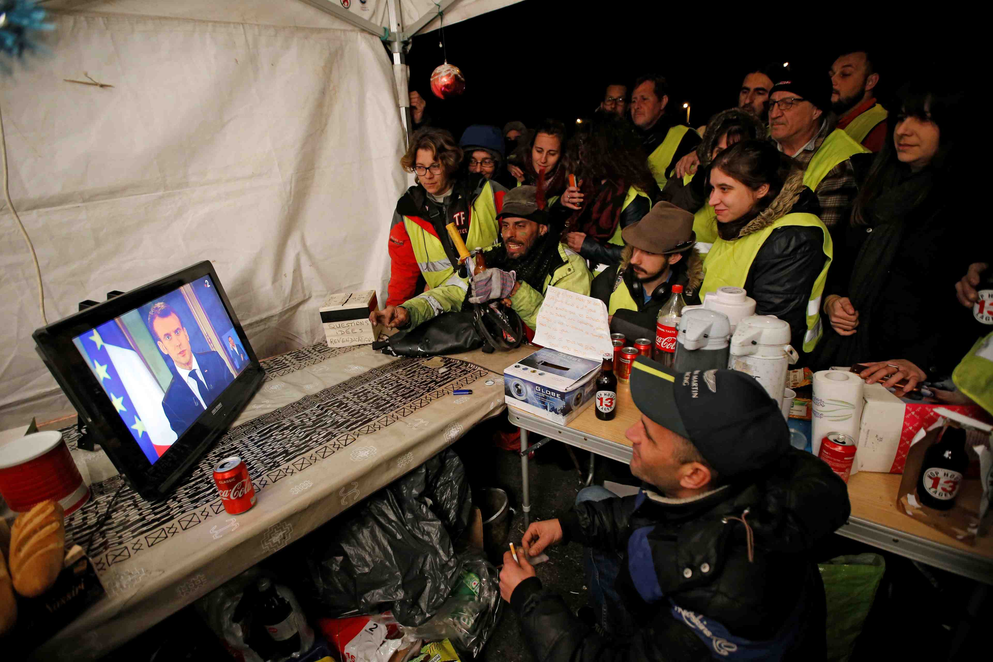 Macron convainc l'opinion, pas tous les "gilets jaunes"