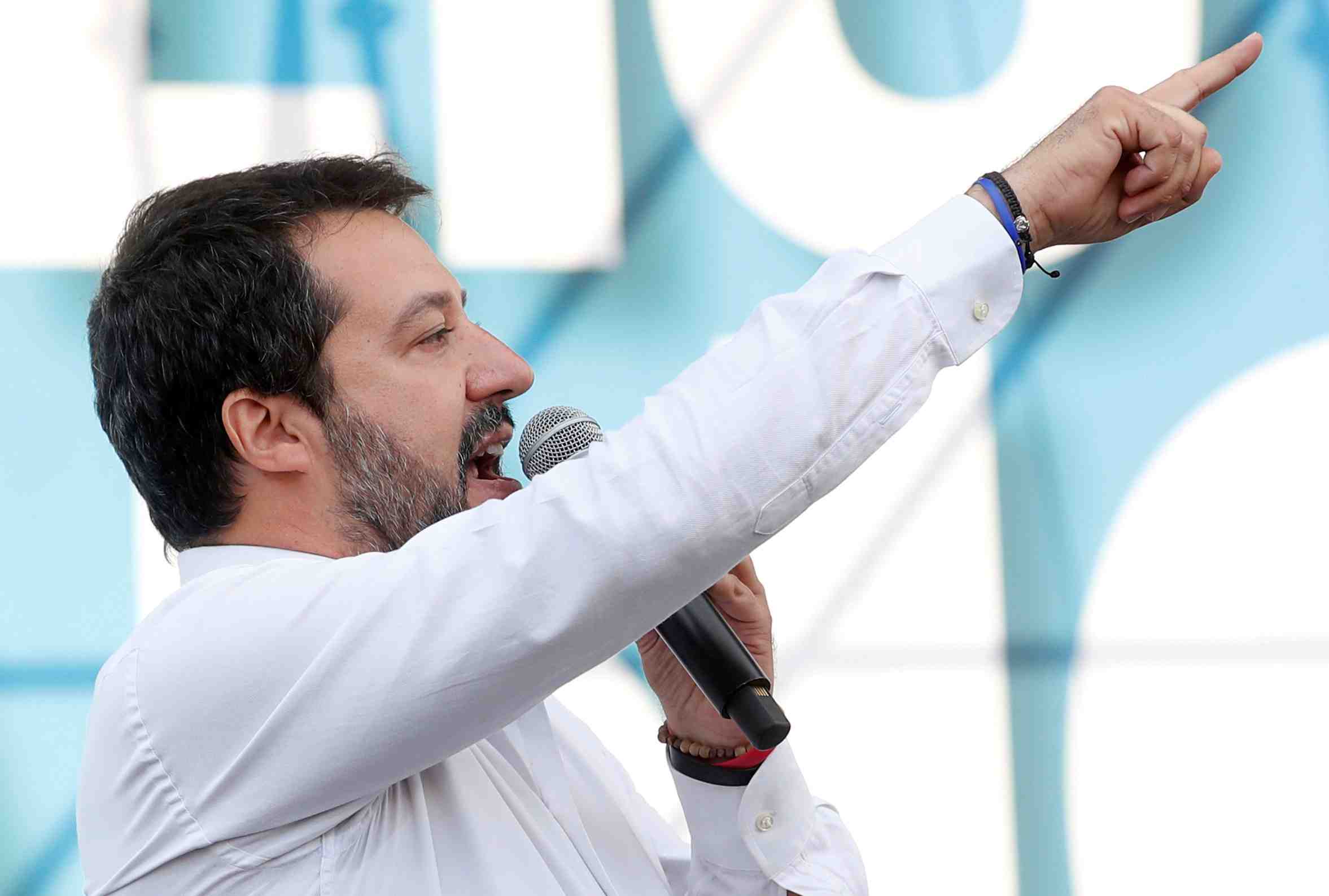 Italie: enquete sur l'usage d'avions officiels par salvini