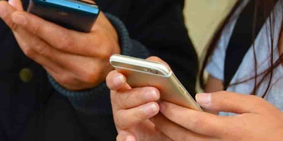 Ce dispositif permettra de suivre à la trace "les citoyens qui sont en contact avec des patients contaminés sur la base d'informations fournies par les opérateurs téléphoniques sur la géolocalisation d'un téléphone portable", a précisé le ministère russe des Communications dans un communiqué.