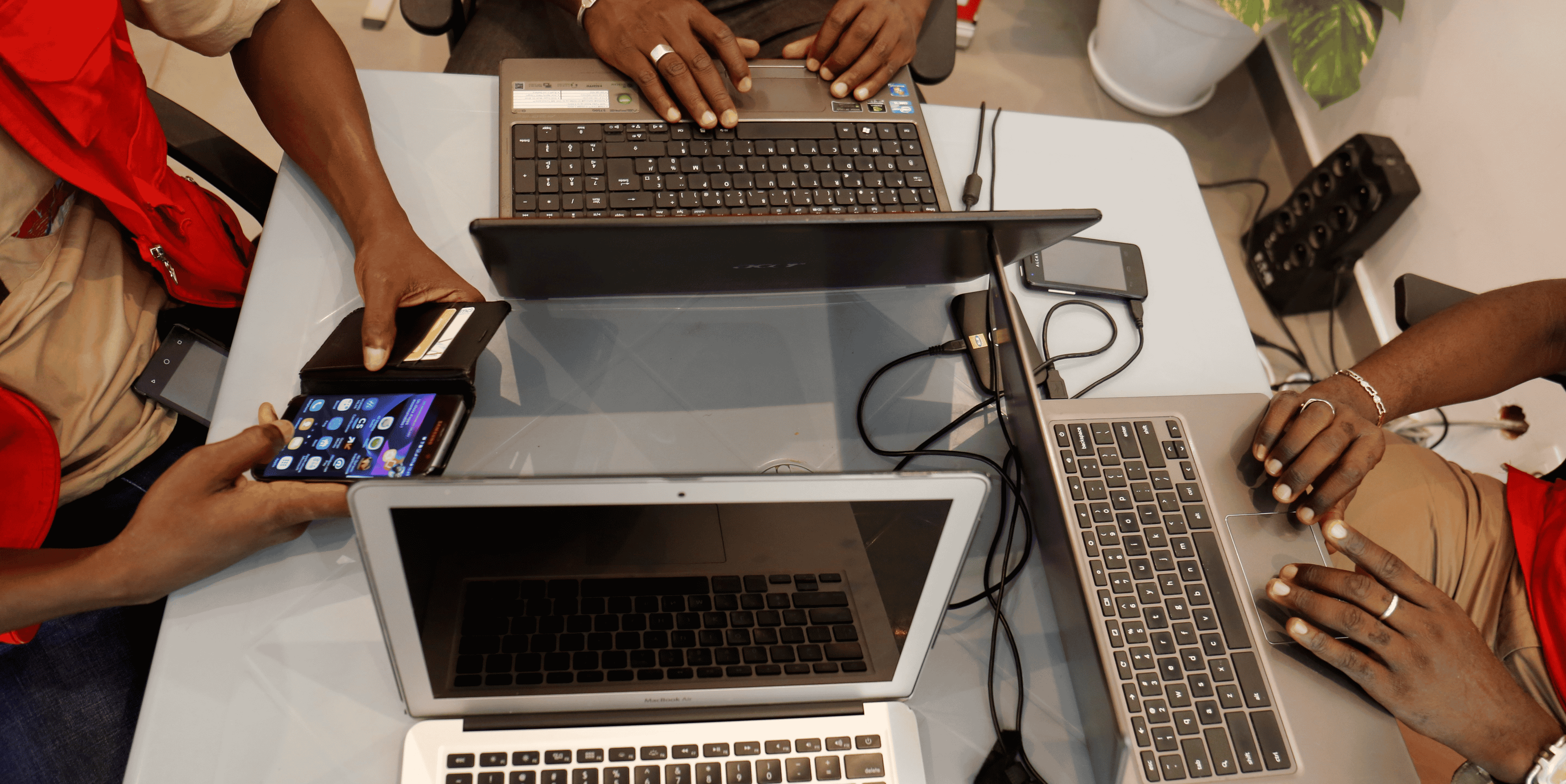 TIC PC Ordinateur laptop technologie smartphone internet jeunes startups informatique électronique général travail coworking