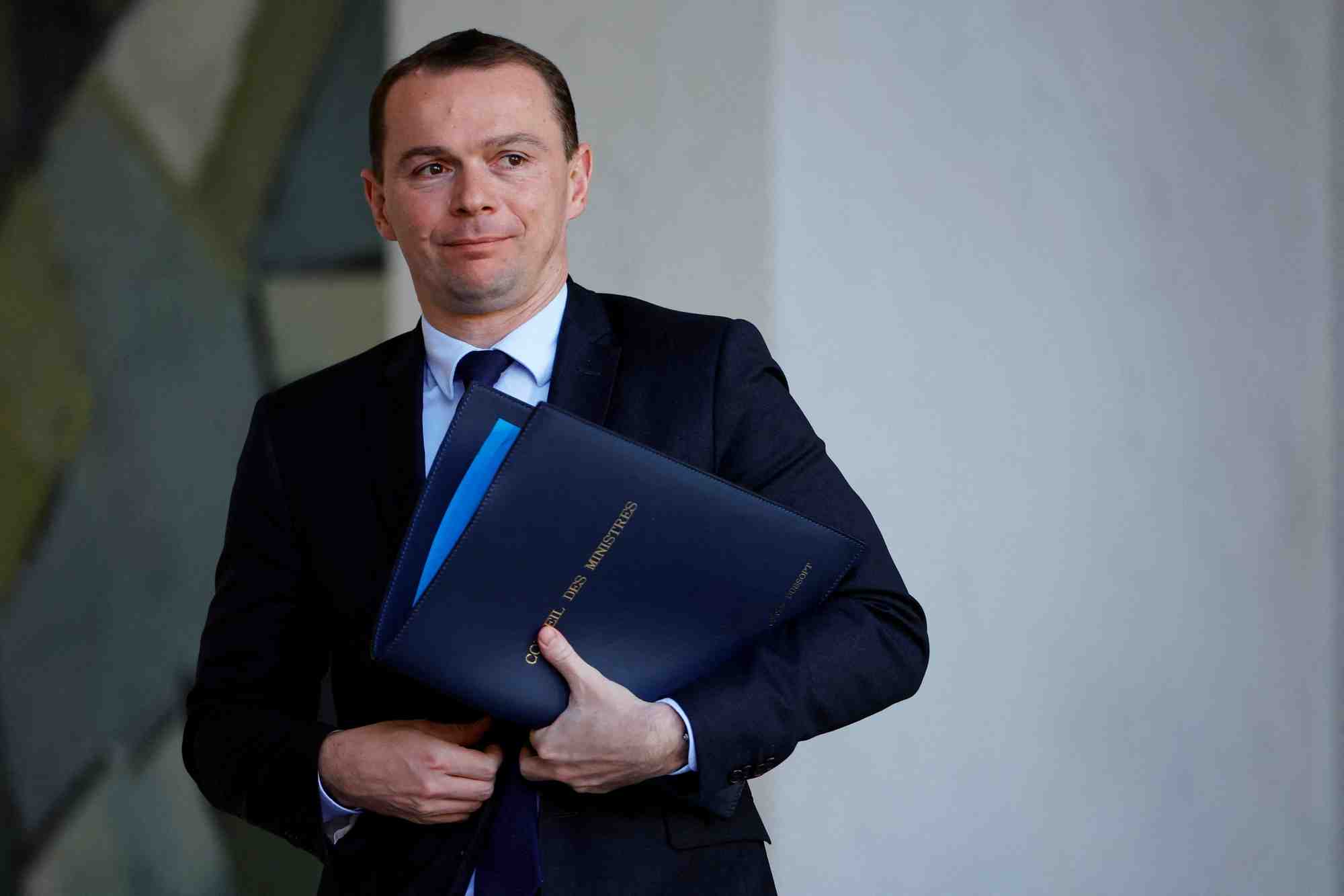 Le ministre du travail olivier dussopt quittant l'elysee