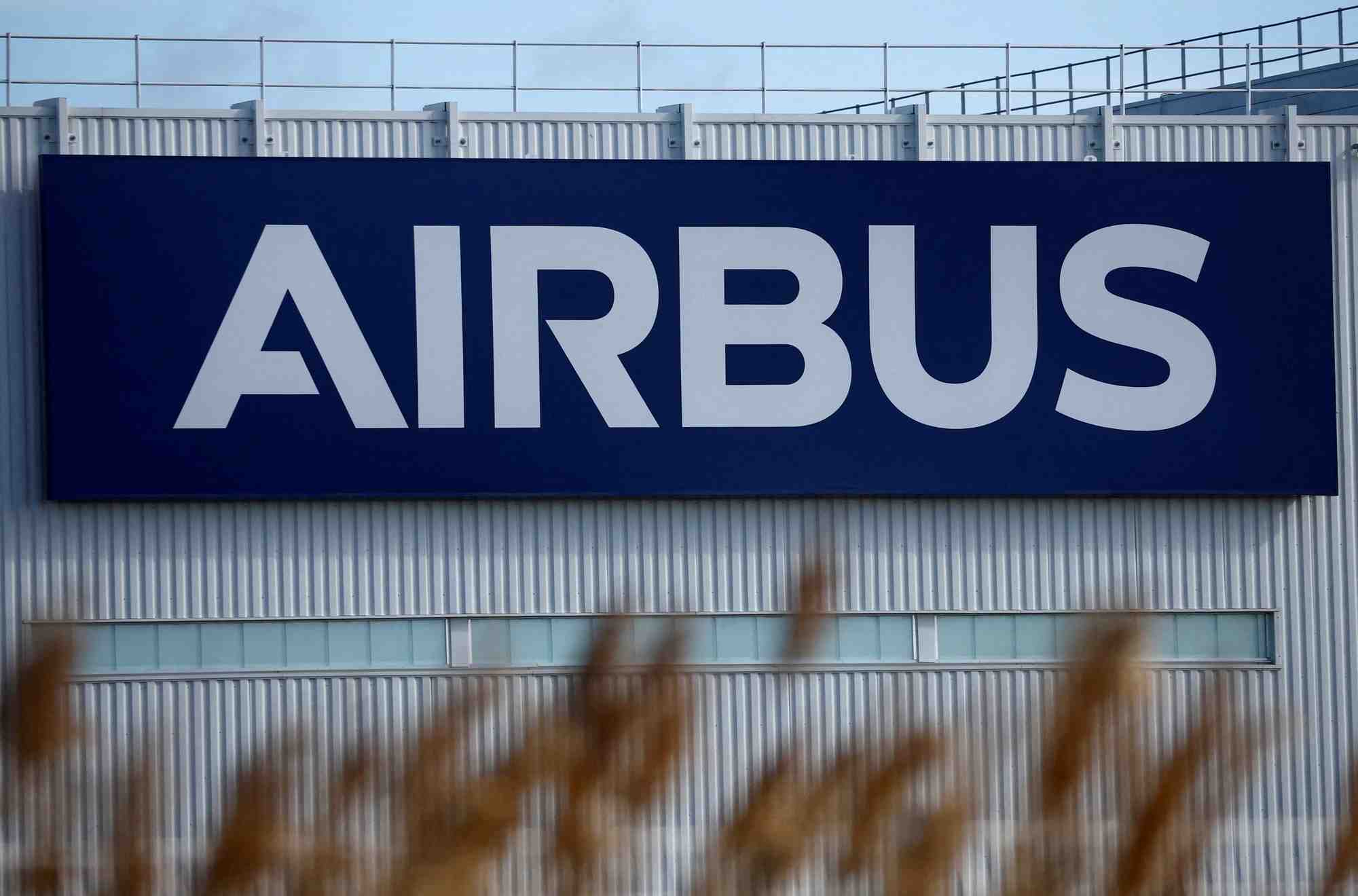 Photo d'archives du logo d'airbus visible sur le site d'airbus a montoir-de-bretagne pres de saint-nazaire