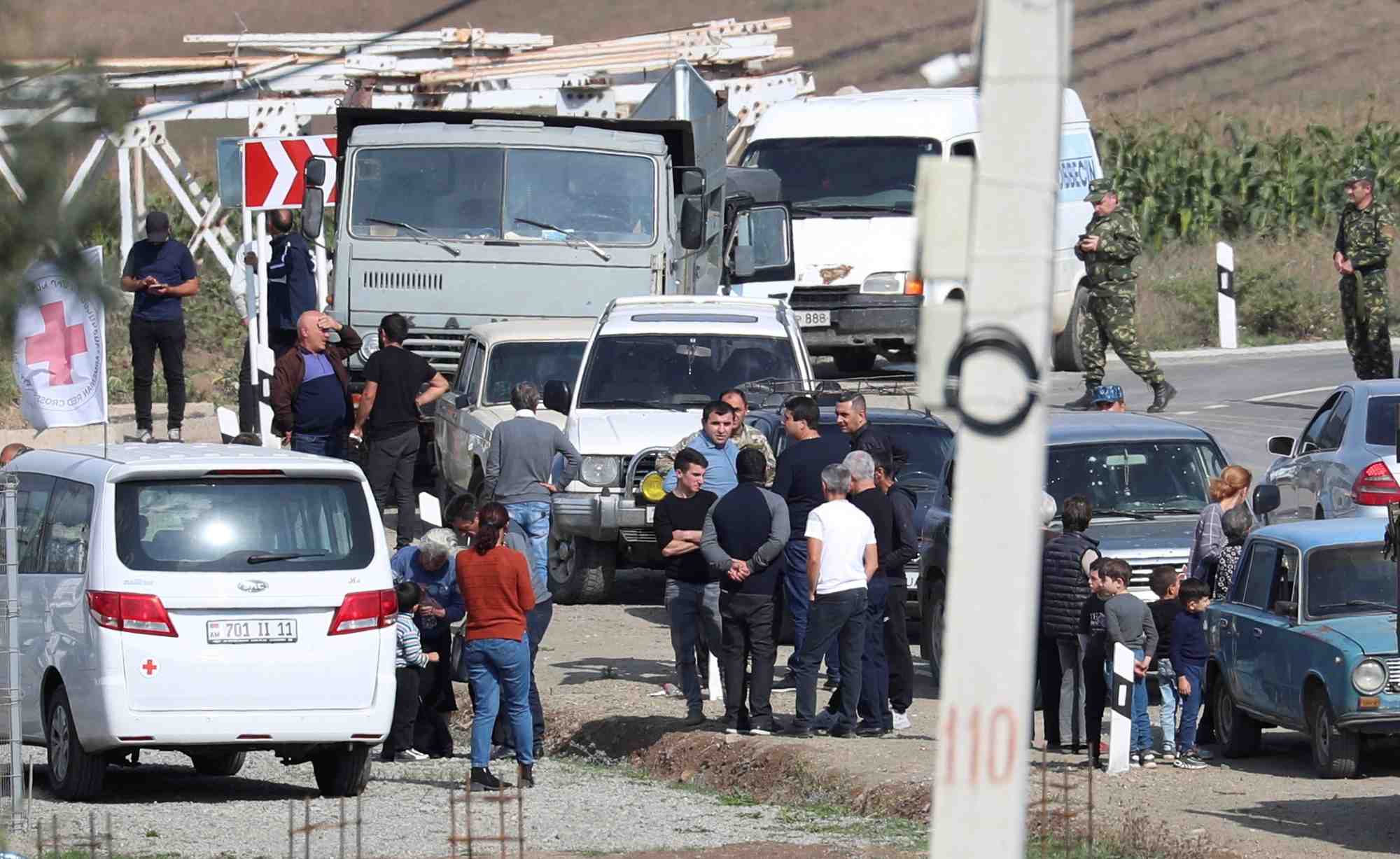 Des refugies de la region du haut-karabakh arrivent a un poste de controle armenien a kornidzor