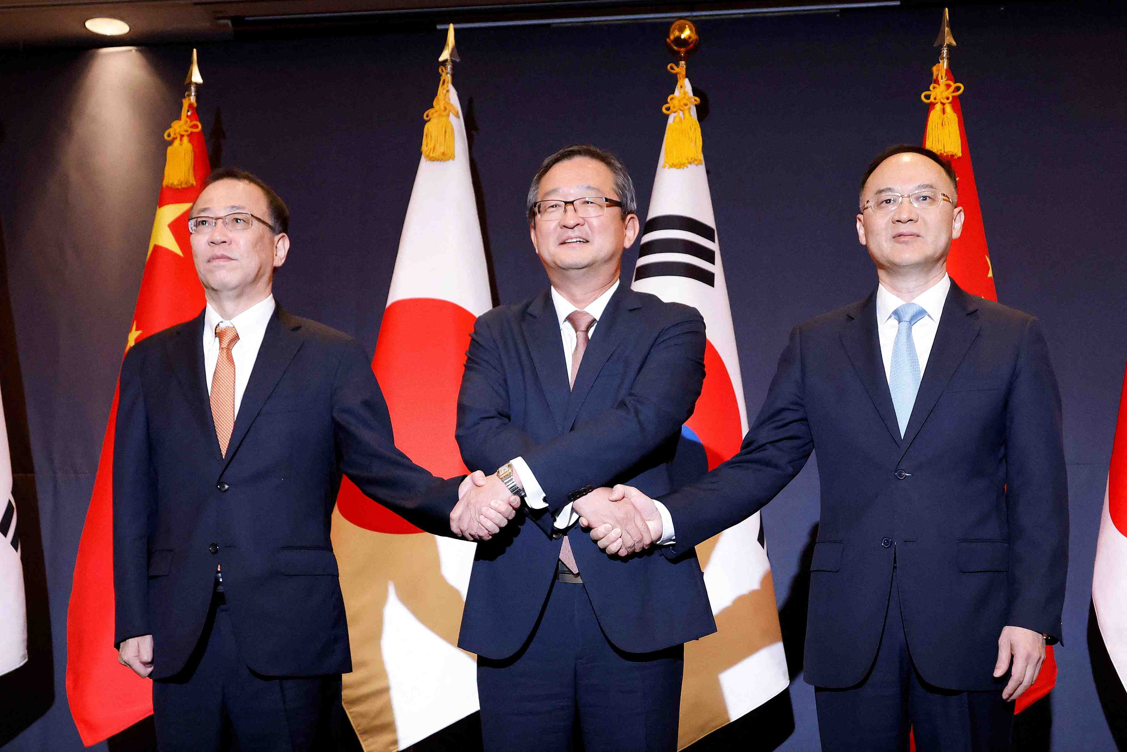 Chung byung-won, vice-ministre sud-coreen des affaires etrangeres charge des affaires politiques, takehiro funakoshi, premier vice-ministre japonais des affaires etrangeres, et nong rong, ministre adjoint chinois des affaires etrangeres, posant pour des photos a seoul
