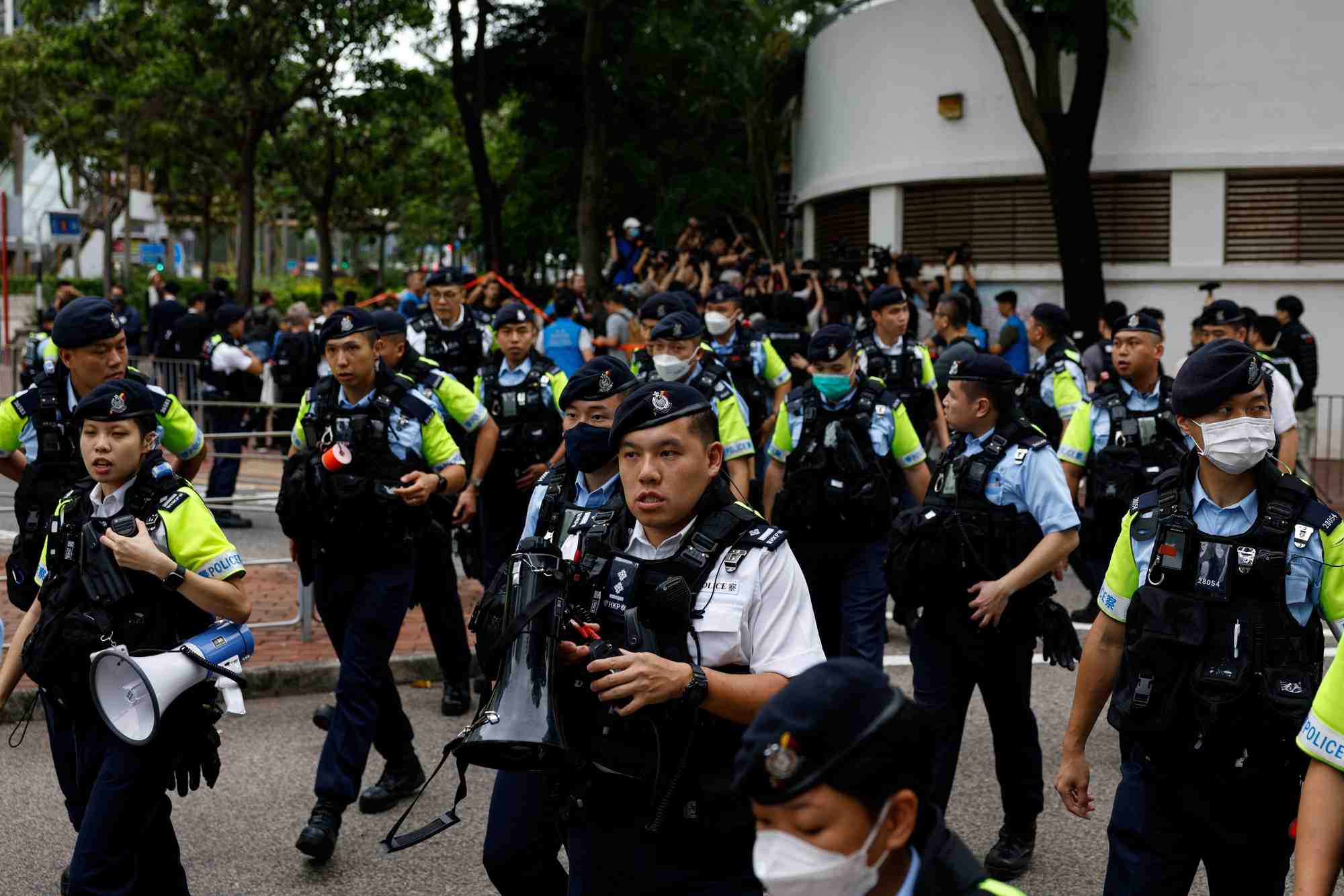 La police monte la garde devant le tribunal de premiere instance de west kowloon, a hong kong