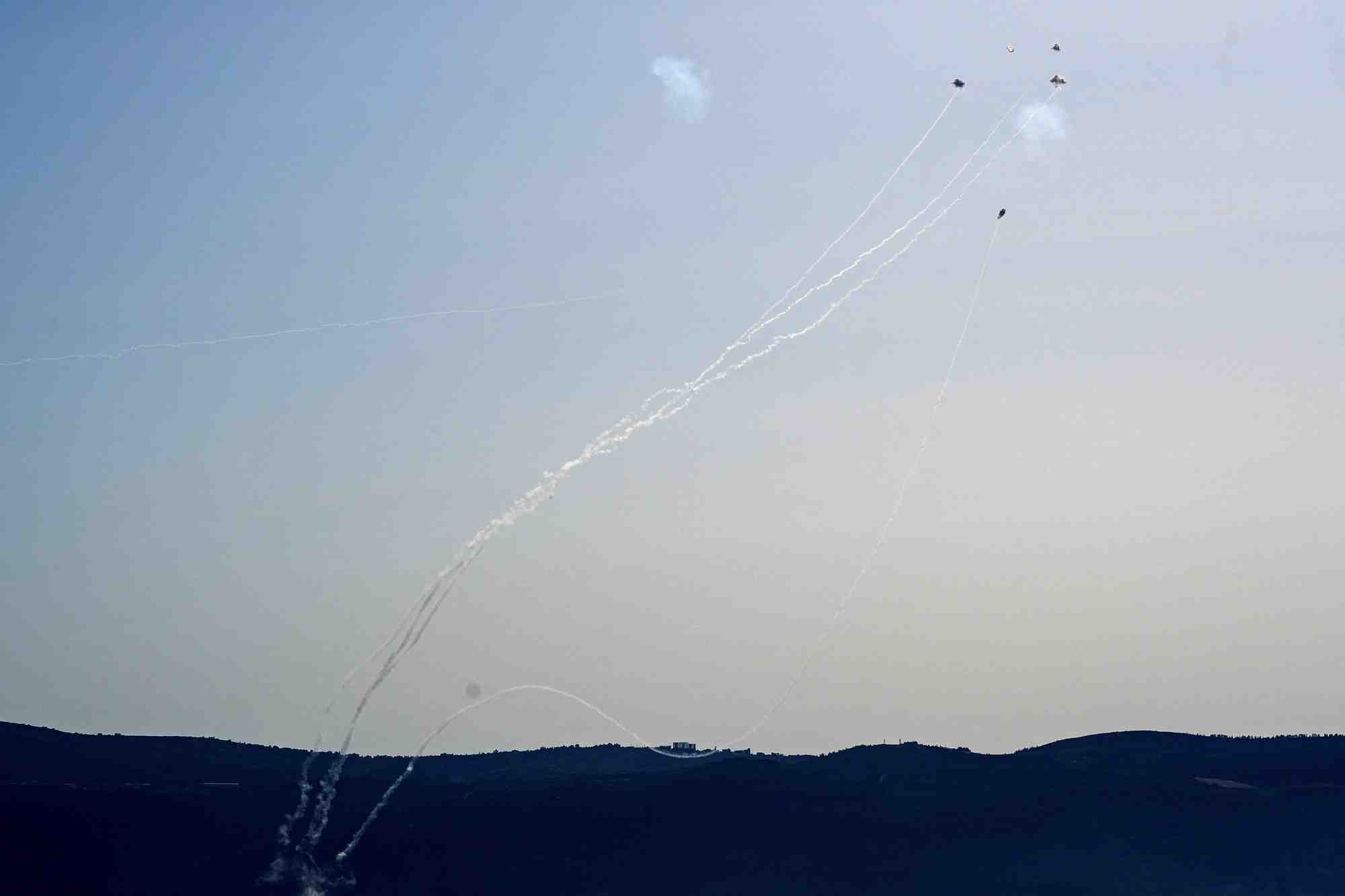 Des roquettes lancees du liban vers israel par la frontiere sont interceptees, en israel