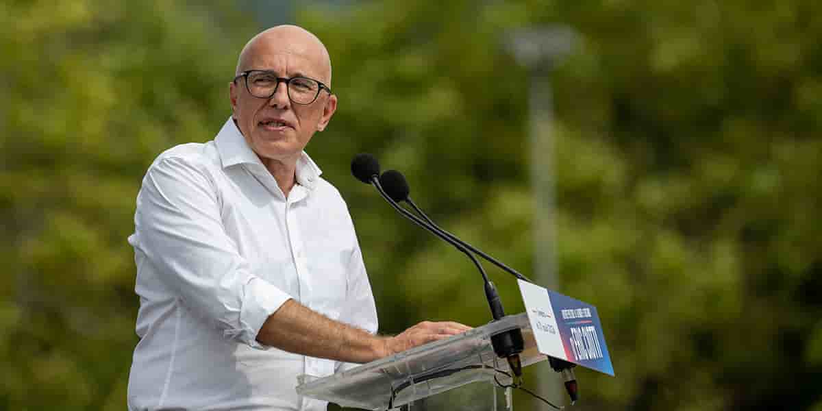 Éric Ciotti au pupitre.