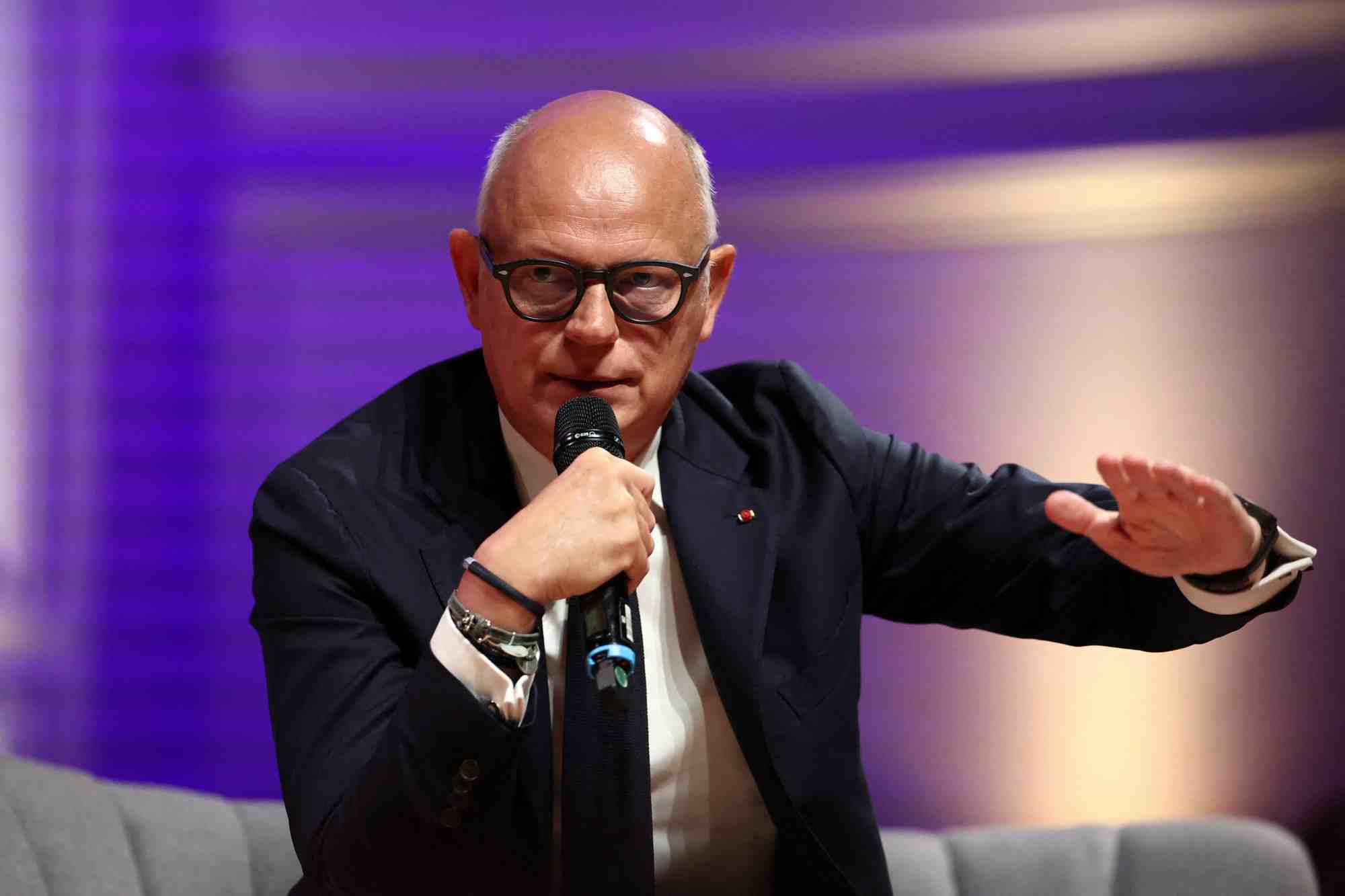 Edouard philipe s'exprime au siege du medef