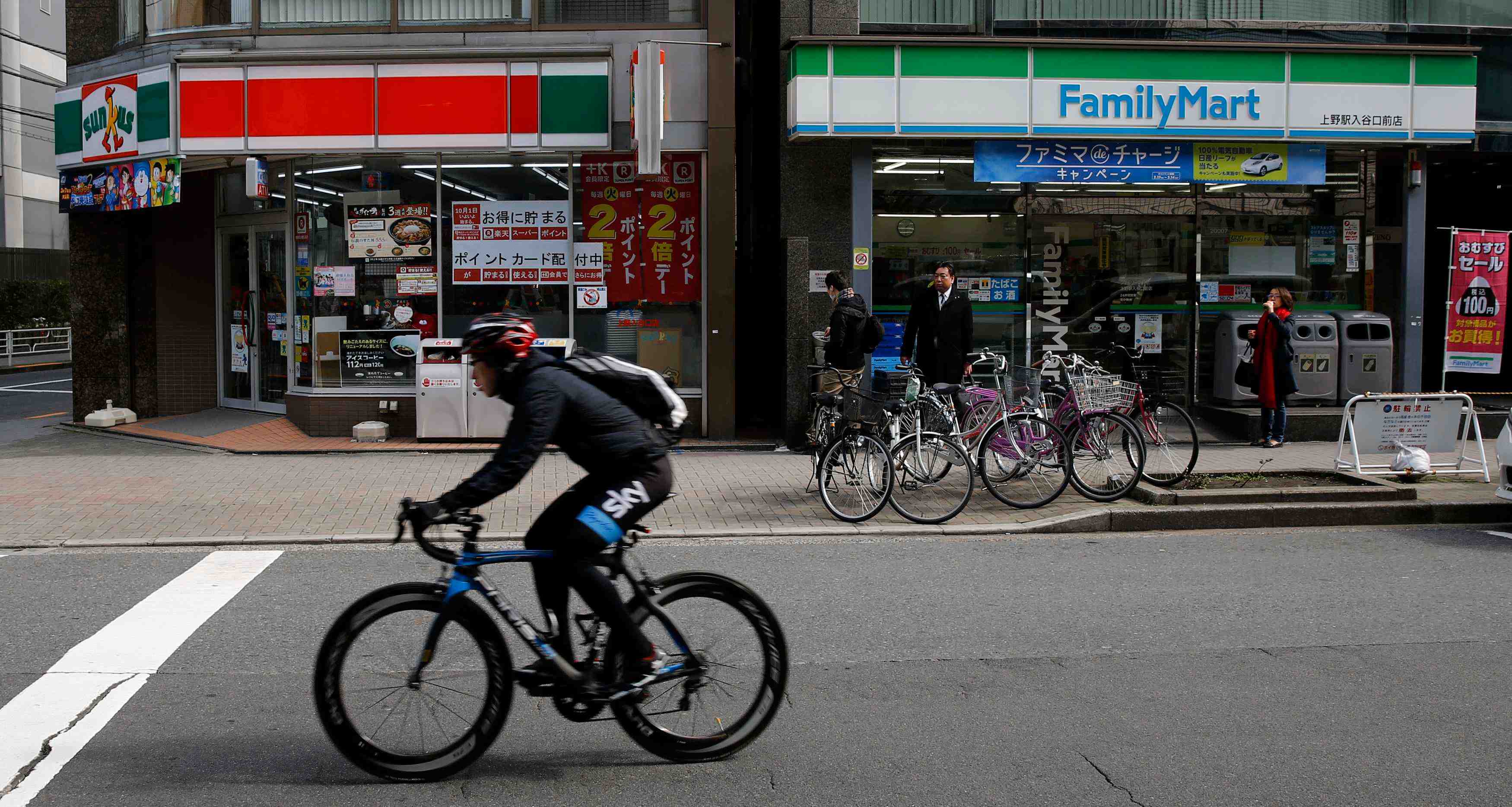 Les distributeurs japonais familymart et uny annoncent leur fusion