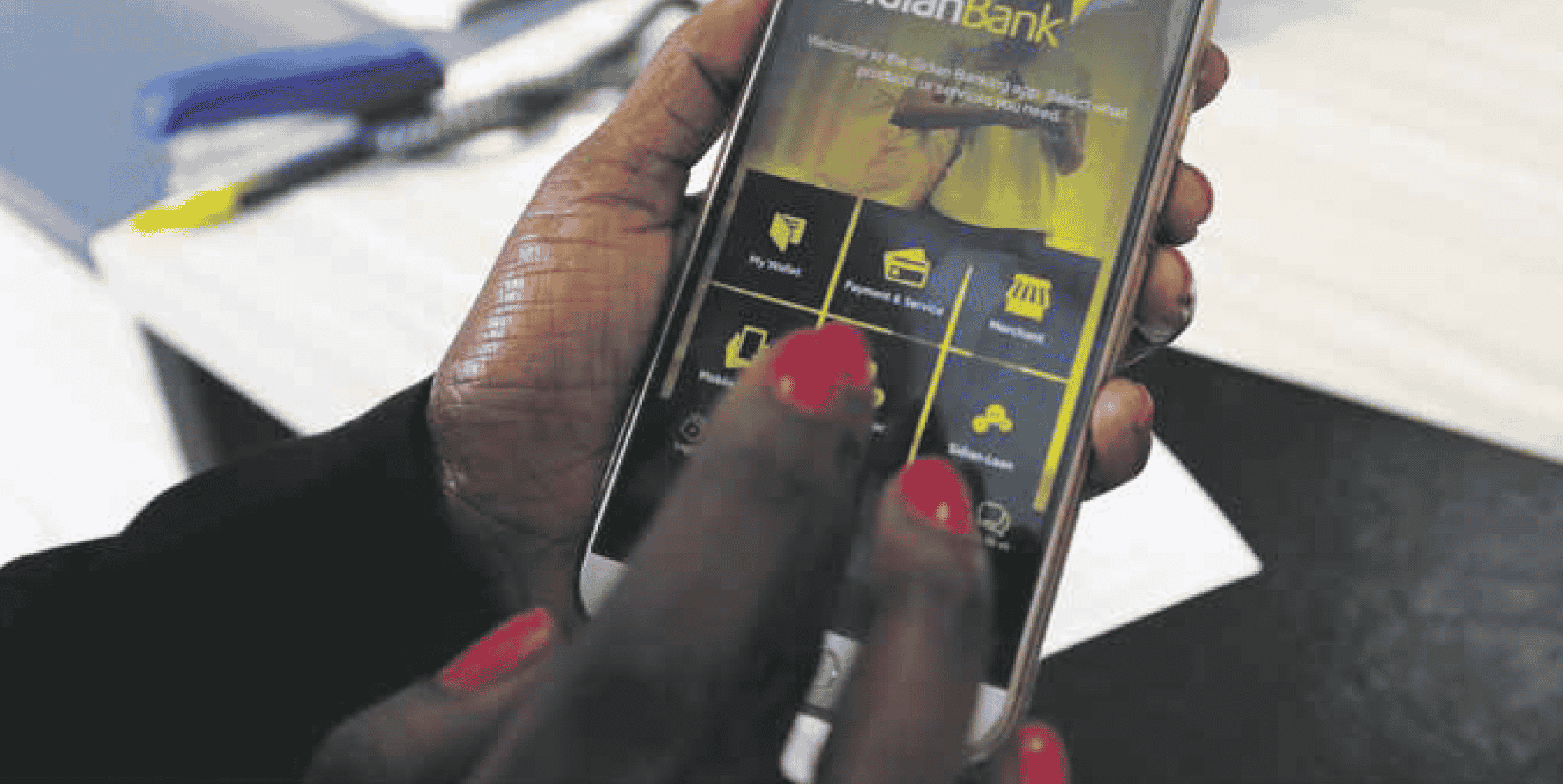 Fintech mobile banking money smartphone téléphone
