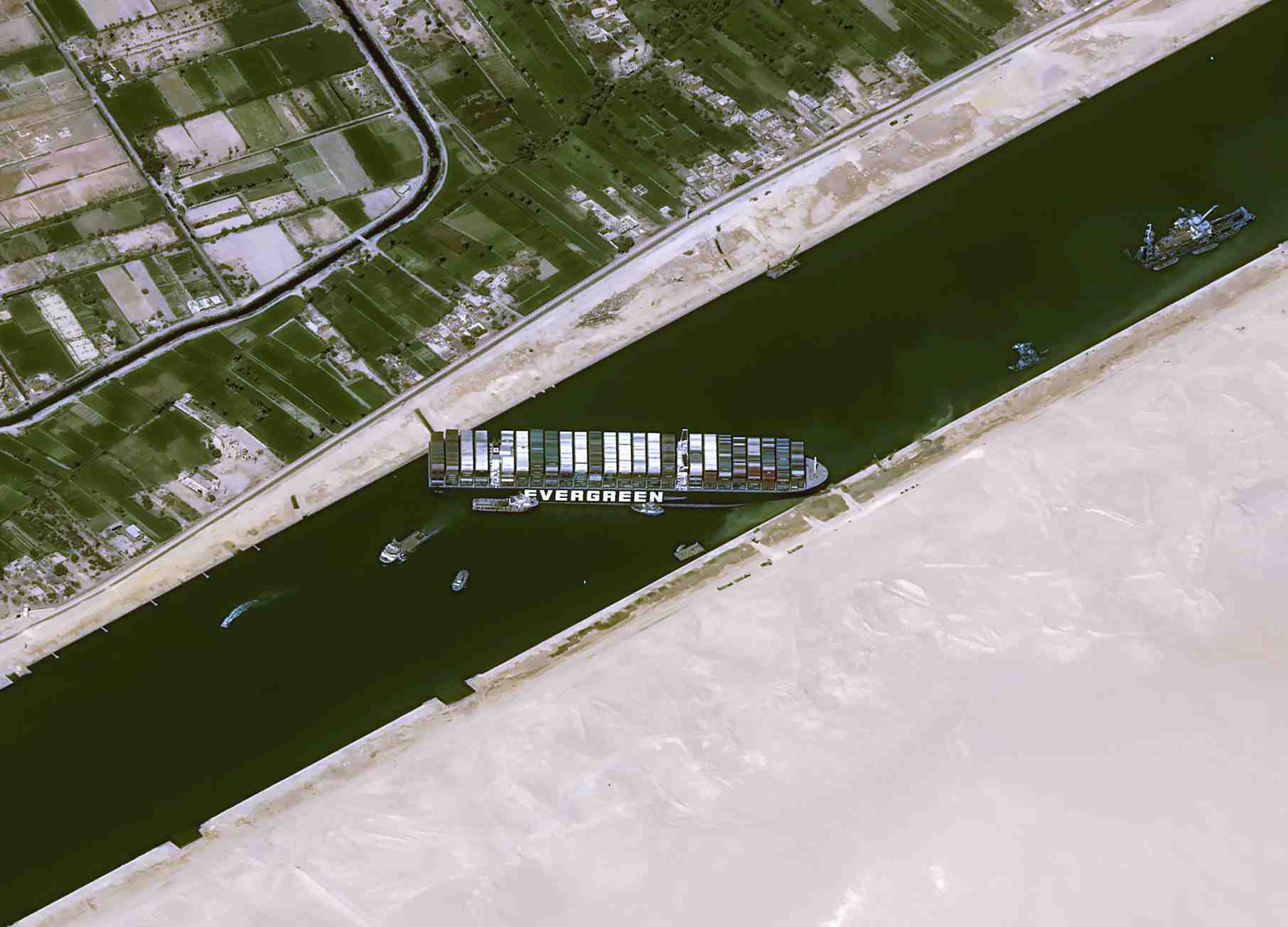 Nouvelle tentative de liberer le bateau qui bloque le canal de suez