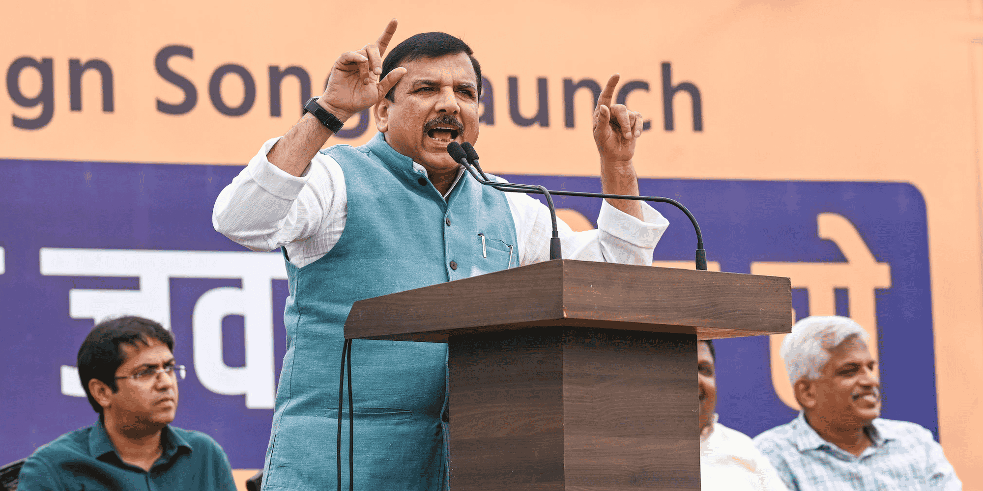 Sanjay Singh, membre du parti APP, figure de l'opposition, libéré sous caution, appelle à lutter contre « la dictature du BJP » lors d'un meeting le 25 avril à New Delhi.