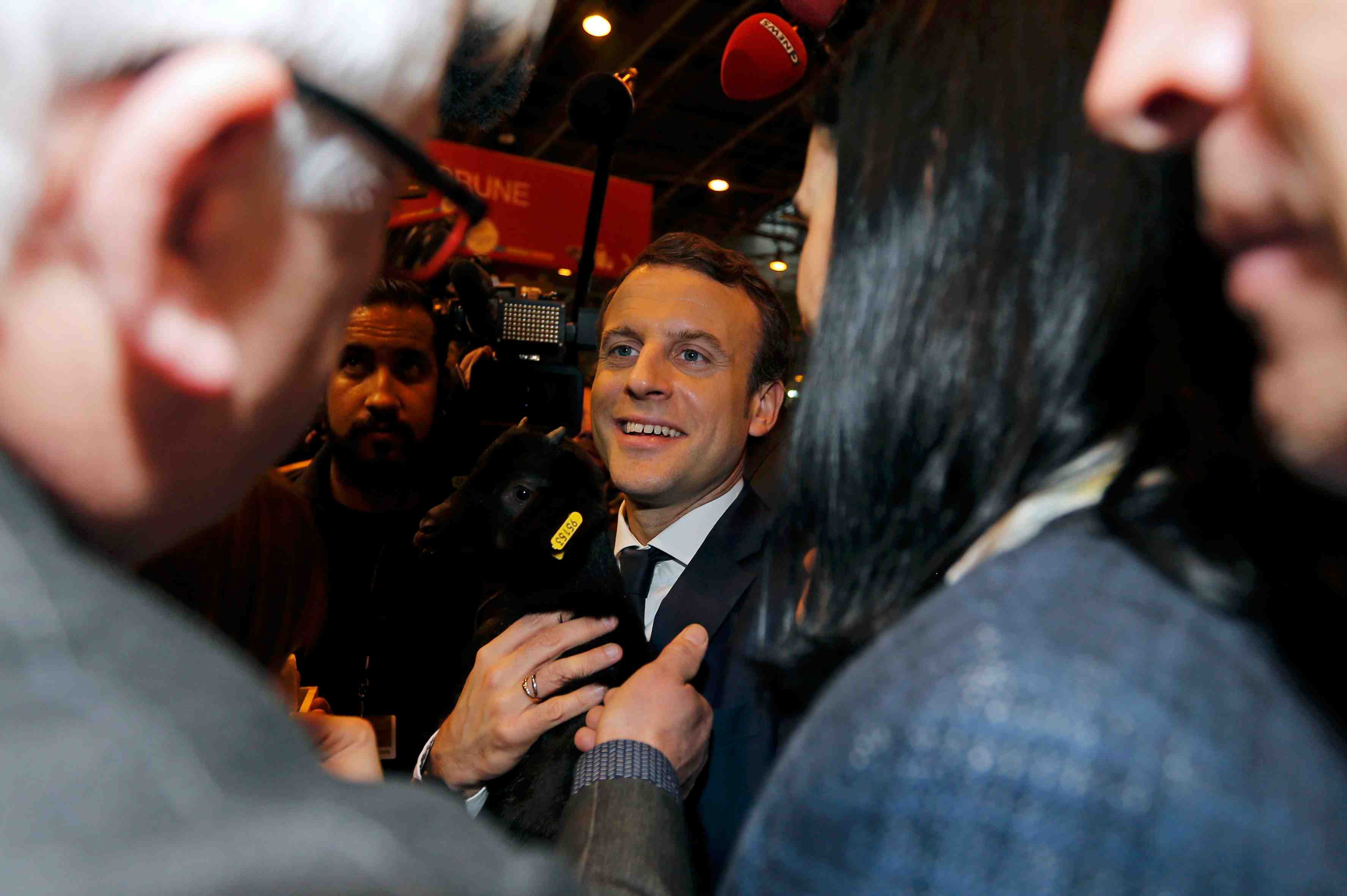Macron se dit oppose a une treve judiciaire pour fillon