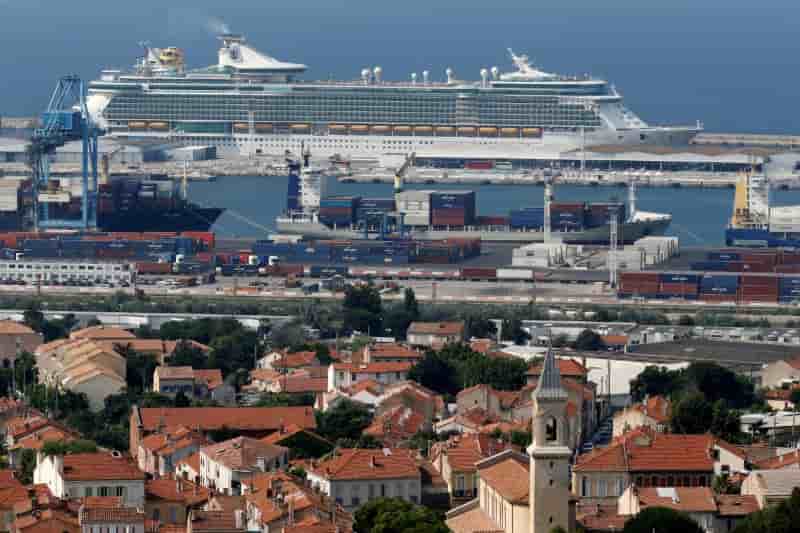 Marseille, port, paquebot, croisière, croisiéristes, tourisme, touristes, armateur, autorités portuaires, quartiers nord, pollution atmosphérique, fioul lourd,