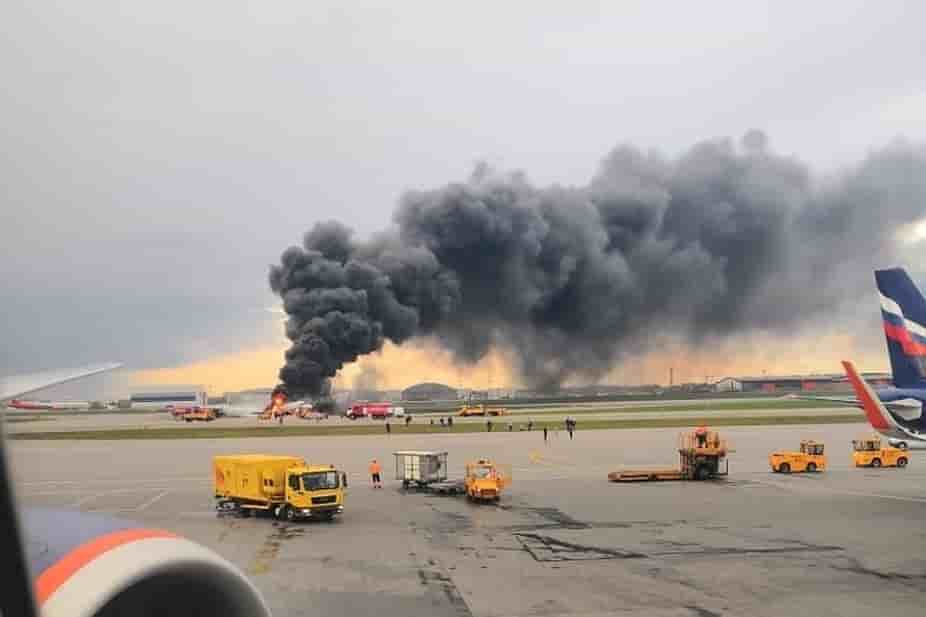Un avion en feu a l'aeroport de moscou, 41 morts