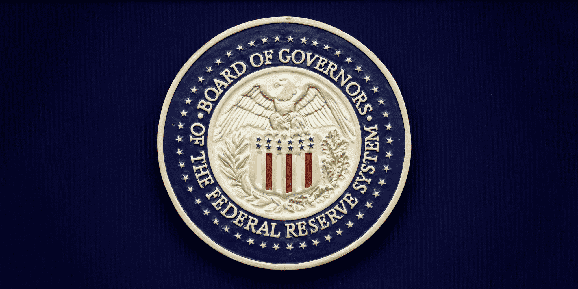 De nombreux spécialistes s'interrogent sur les risques de cette baisse des taux opérée par la Fed. Ils craignent d'une part que cette décision "trop précipitée", "faite sous la pression de Trump", ne "participe à l'envolée du stress sur les marchés", mais surtout qu'en agissant prématurément, la banque centrale ne se retrouve dans les semaines à venir "sans aucune munition" pour agir si l'épidémie perdure.