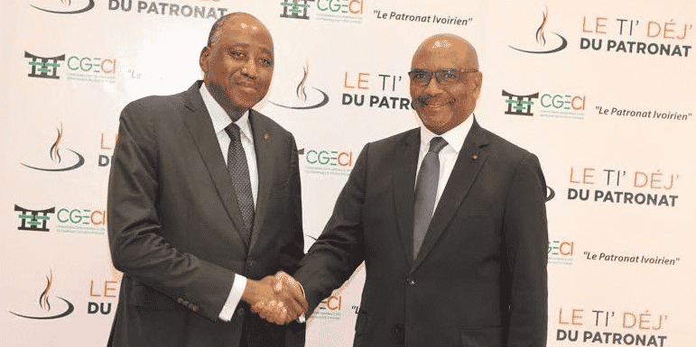 Amadou Gon Coulibaly, Premier ministre ivoirien (gauche) et Jean-Marie Ackah, président de la Confédération générale des entreprises de Côte d'Ivoire (CGECI).